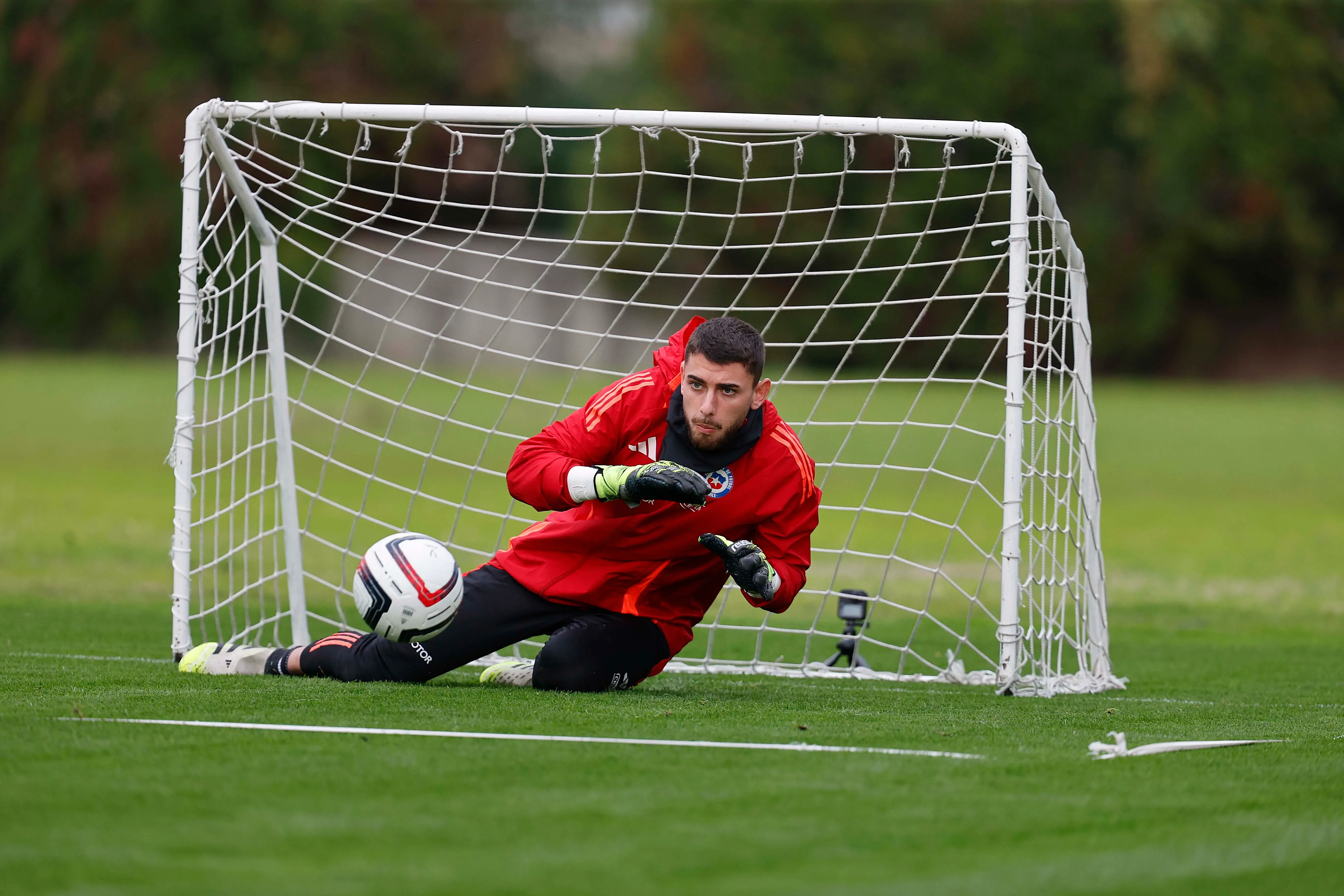 Claudio Bravo quiere ver a Thomas Gillier en el arco de la Roja | Carlos Parra/FFCh