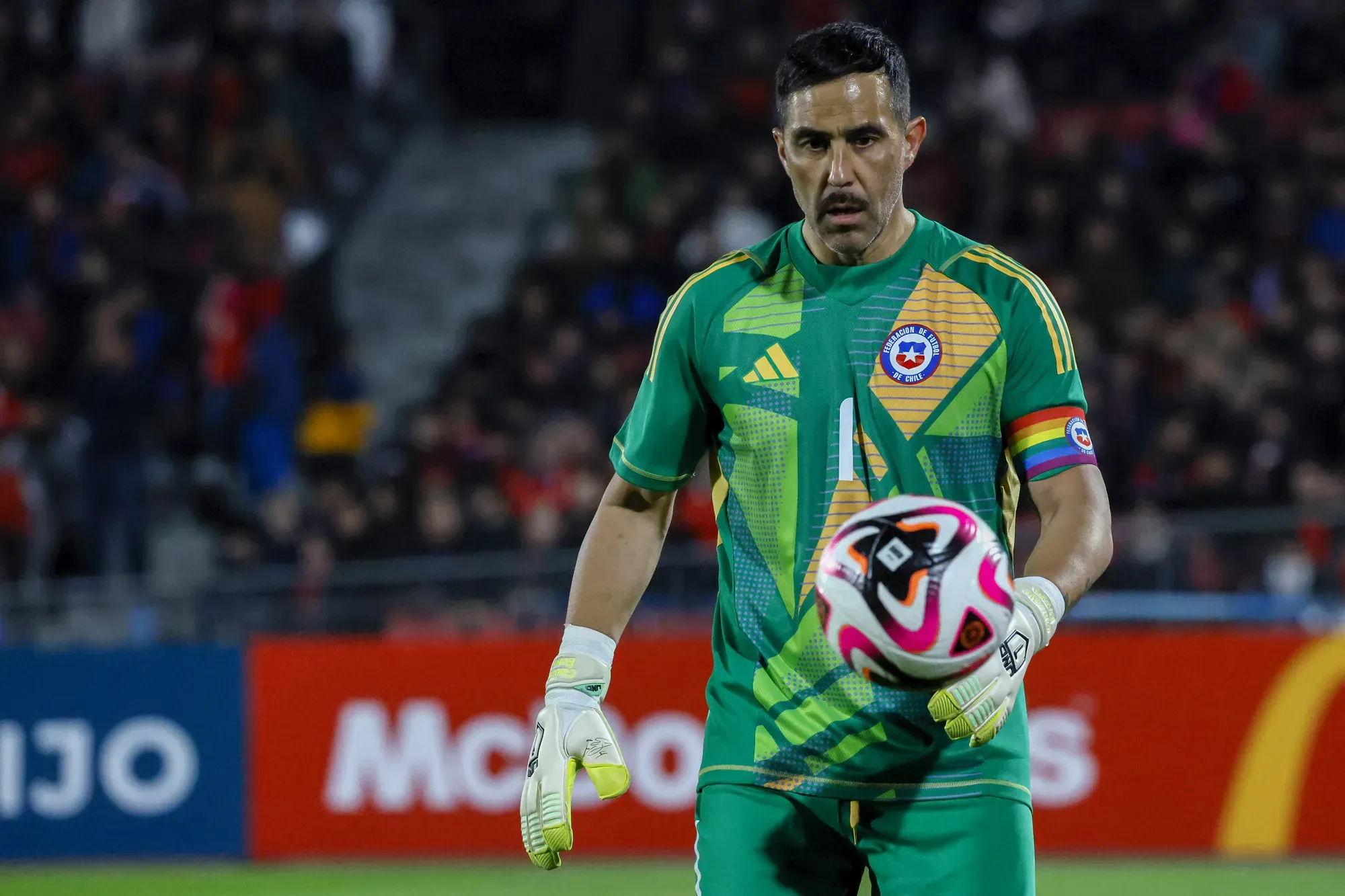 Claudio Bravo la deja botando: “me gustaría trabajar con Pellegrini, hablamos el mismo idioma”. (Foto: Photosport)