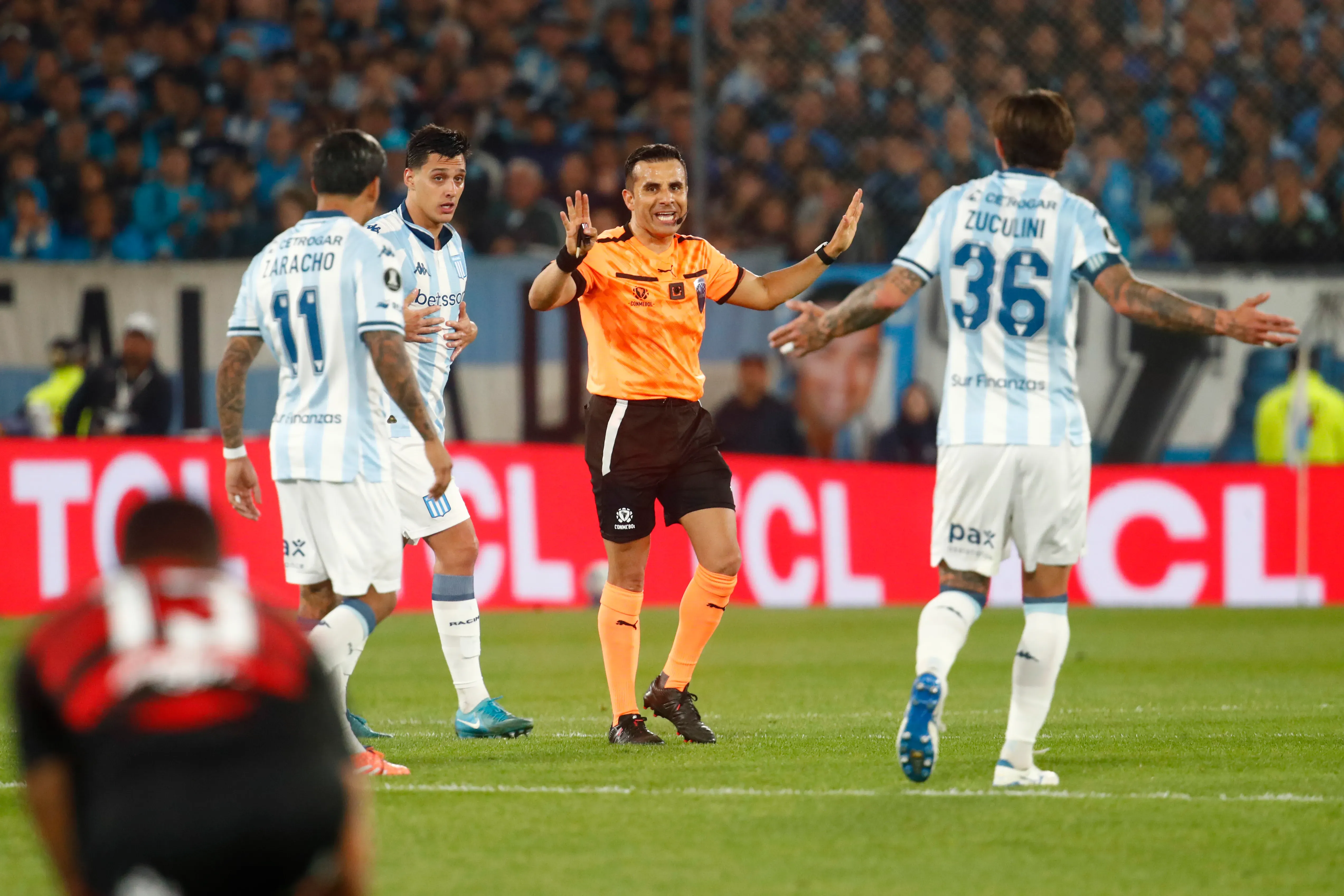 Piero Maza fue criticado tras dirigir a Racing ante Flamengo. Imagen: Getty