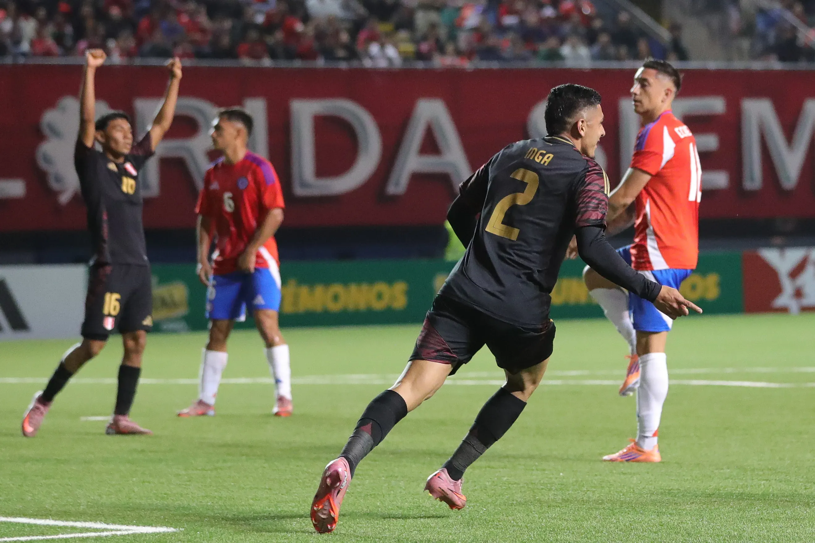 César Inga le anotó un golazo a Chile en el amistoso que la Roja le ganó 2-1 a Perú en La Florida. (Felipe Zanca/Photosport).