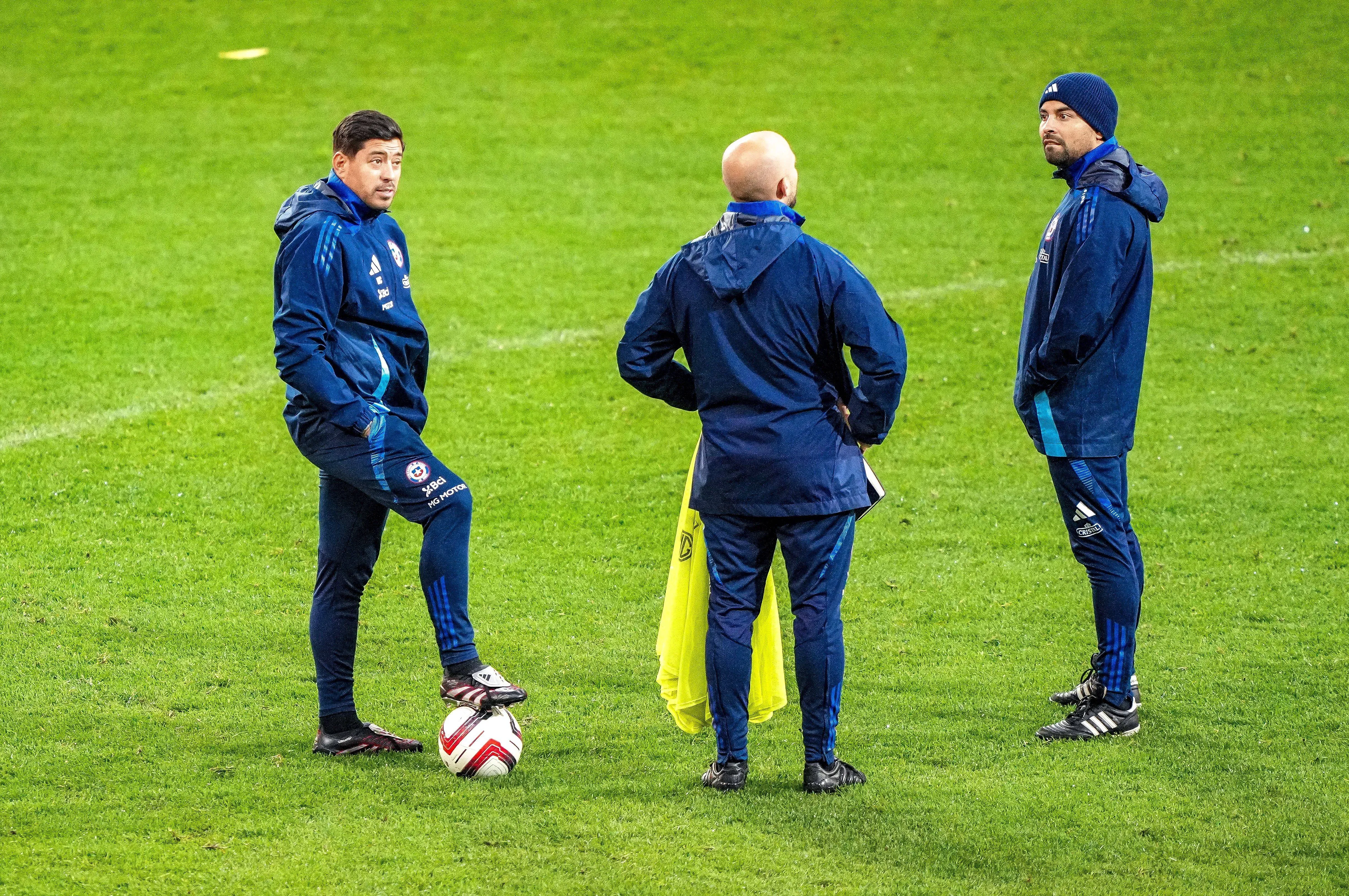 Nicolás Córdova con su staff técnico en Rusia. (SIPA/PHOTOSPORT).