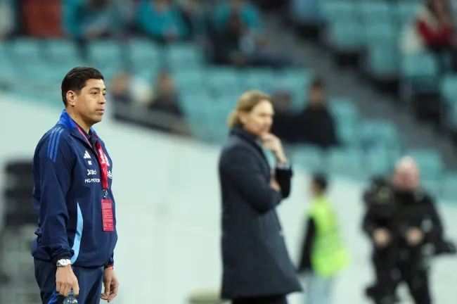 Nicolás Córdova y de fondo, el DT de Rusia, Valéry Karpin. (Sipa/Photosport).
