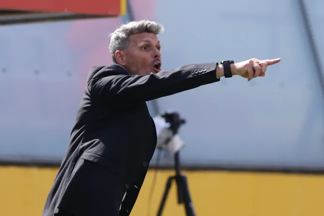 El Tano Ortiz da indicaciones en el duelo que Colo Colo le ganó a Unión Española. (Felipe Zanca/Photosport).