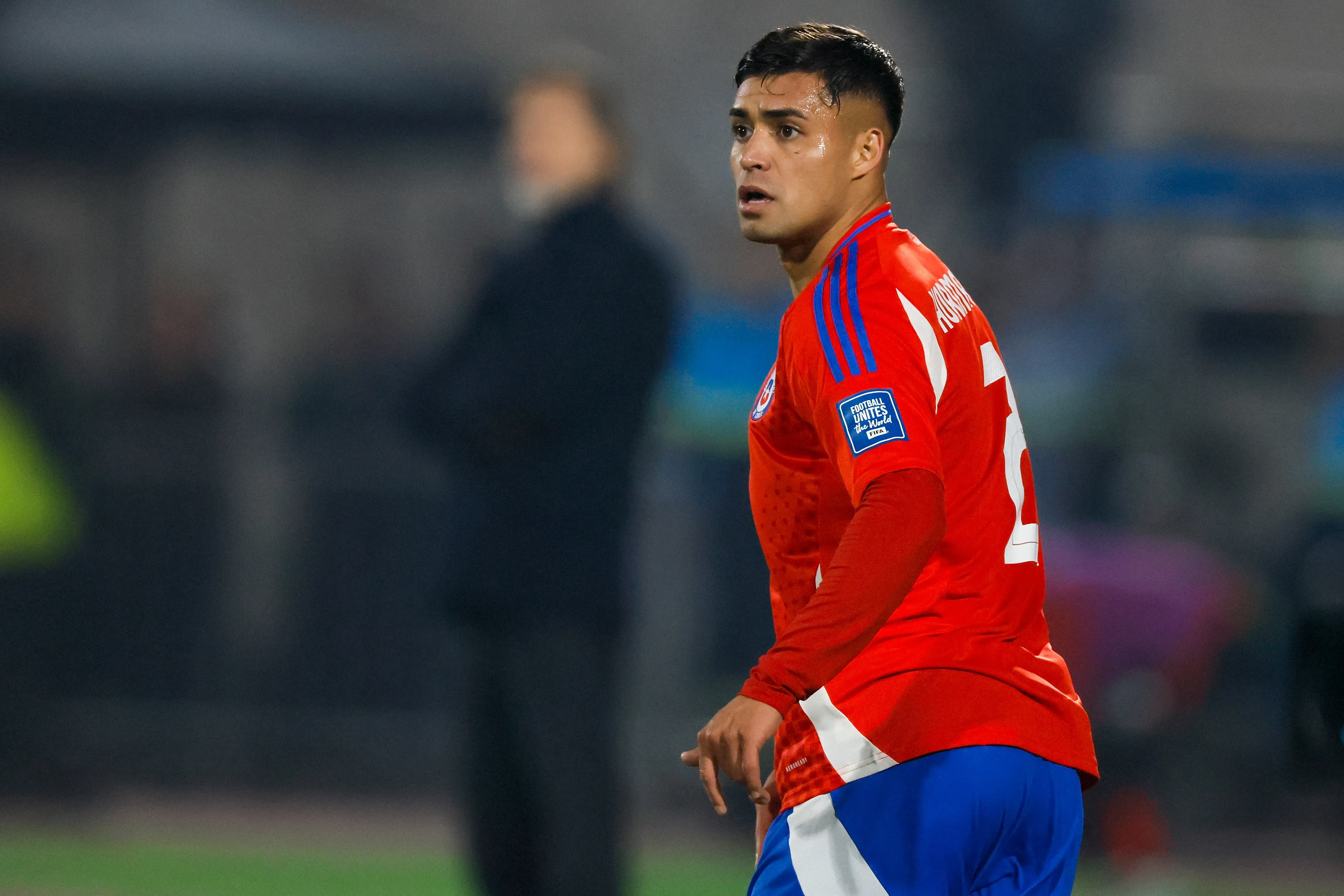 Fabián Hormazábal en acción por la selección chilena en el fallido ciclo de la Roja en las Eliminatorias 2026. (Andrés Piña/Photosport).
