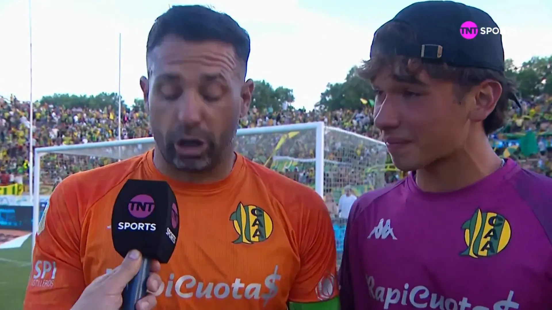 Jorge Carranza junto a su hijo tras mantener la categoría con Aldosivi. (Captura TNT Sports Argentina).