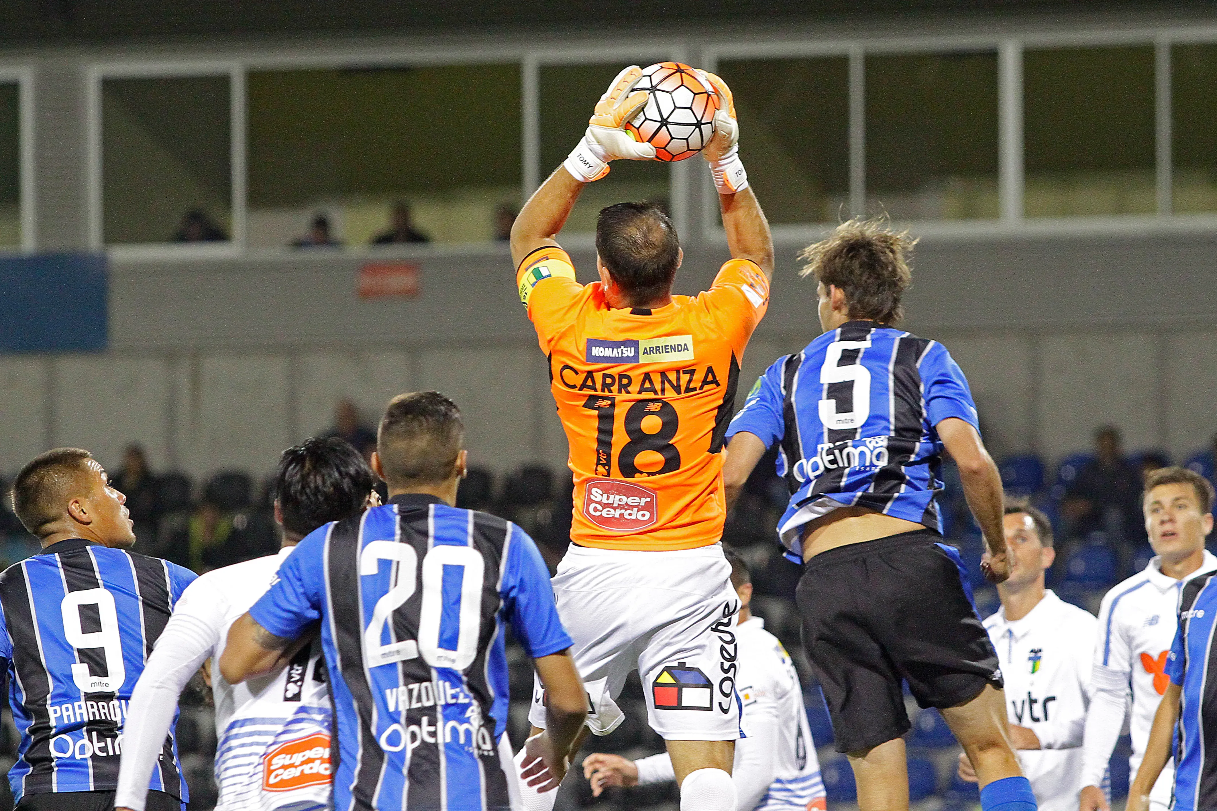 Jorge Carranza en acción por O’Higgins, donde fue rápido un referente. (Alejandro Zoñez/Photosport).