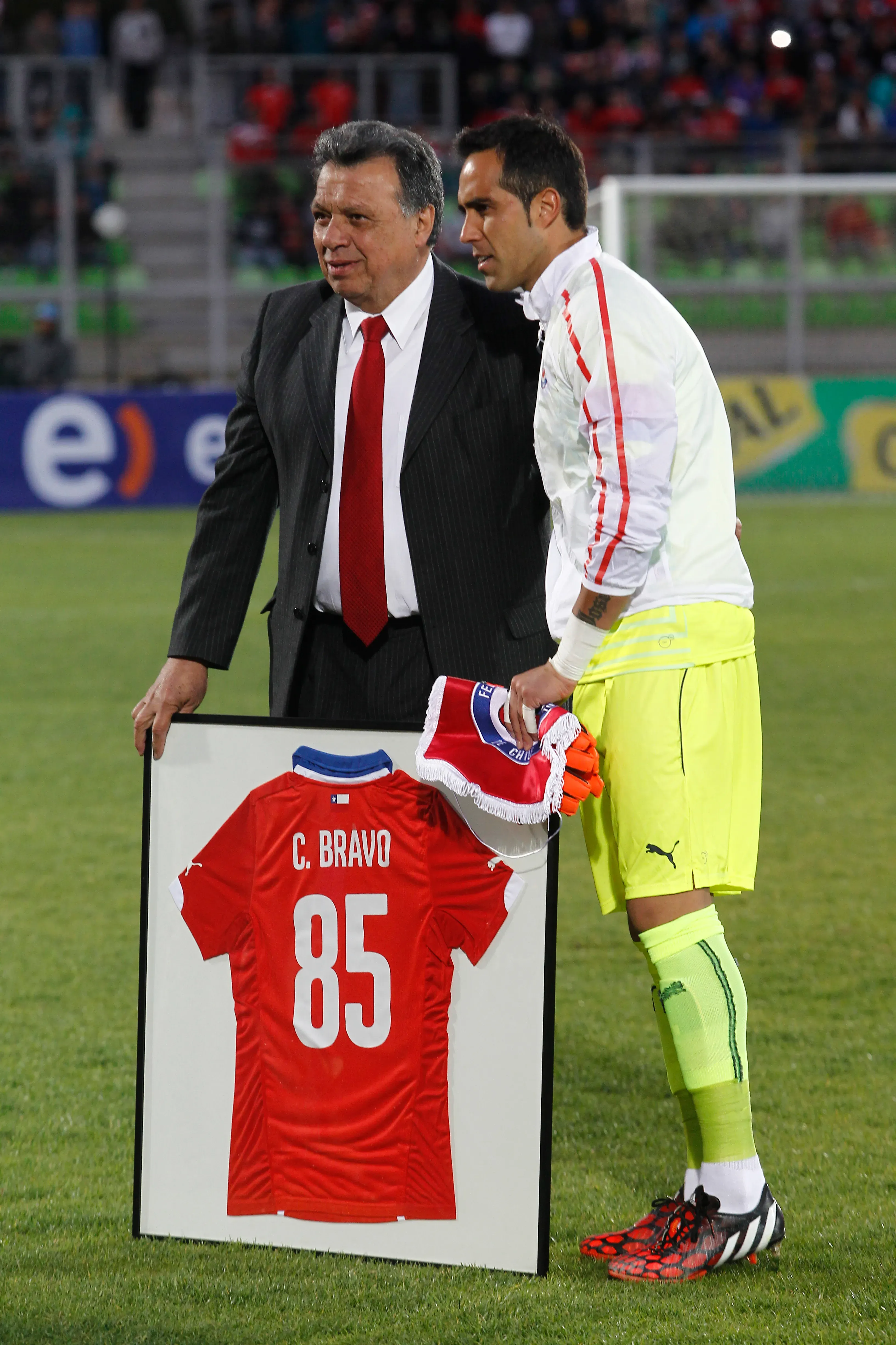 Elías Figueroa y Claudio Bravo: ¿Misma posición política? | Photosport
