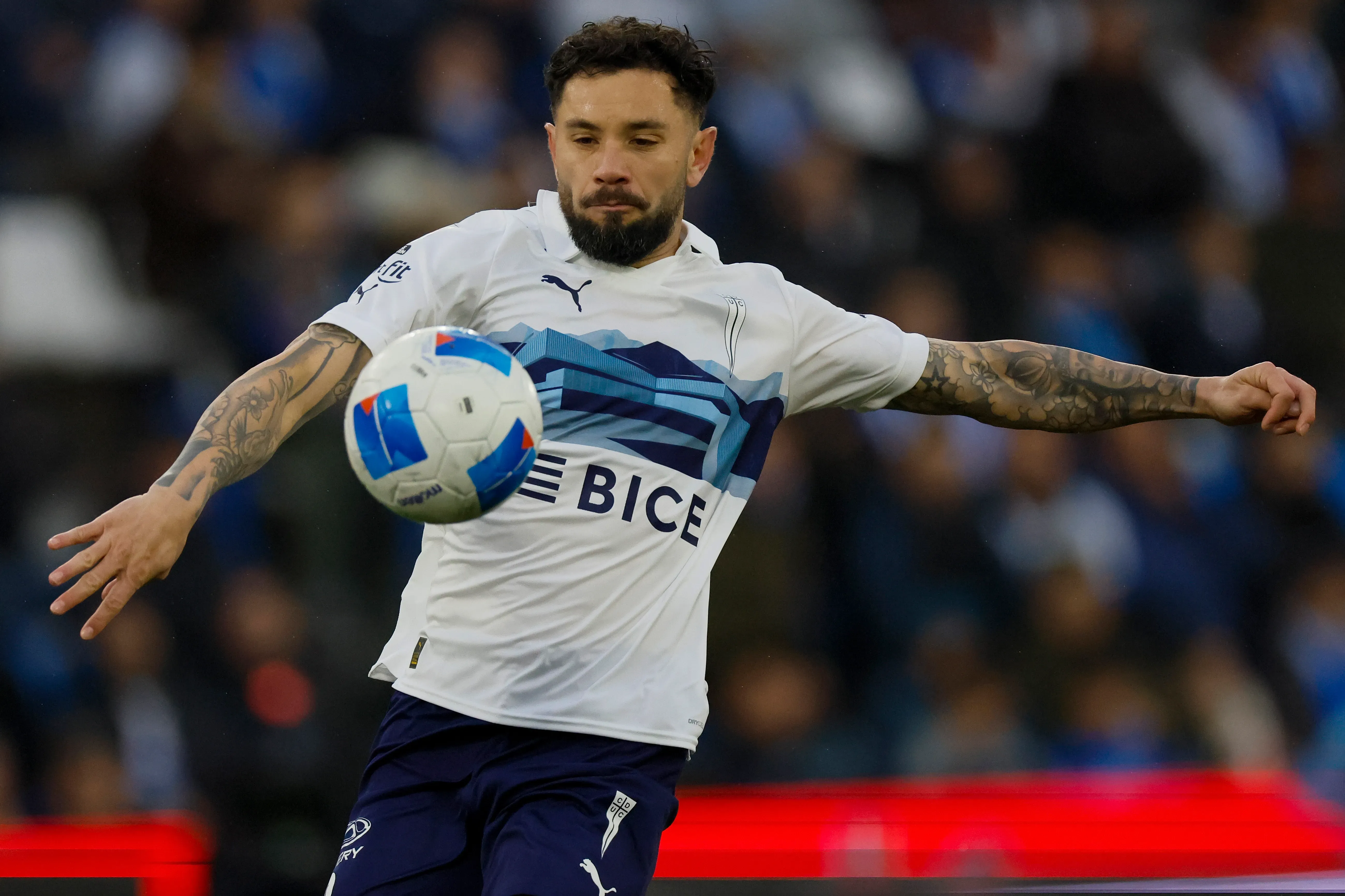 Eugenio Mena aún no sella su renovación para el 2026/Photosport