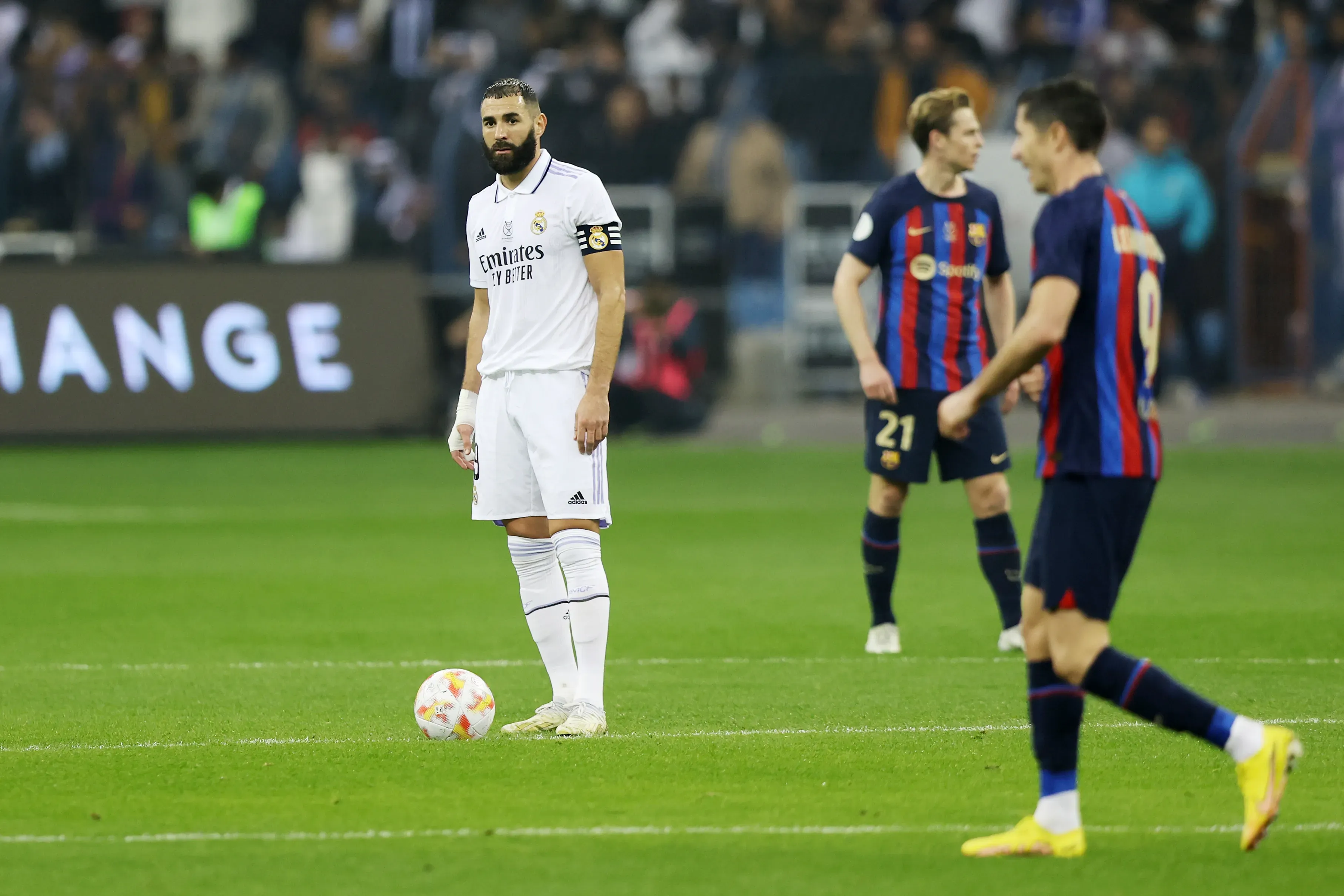 Benzema en uno de sus últimos Clásicos de España /Getty Images)