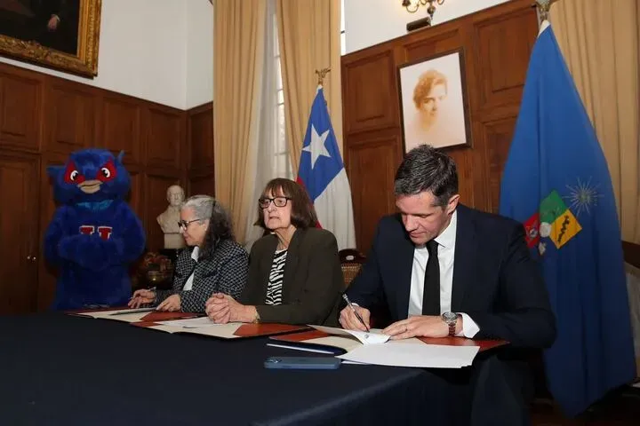 La rectora Rosa Devés (centro) junto a Michael Clark en 2024.