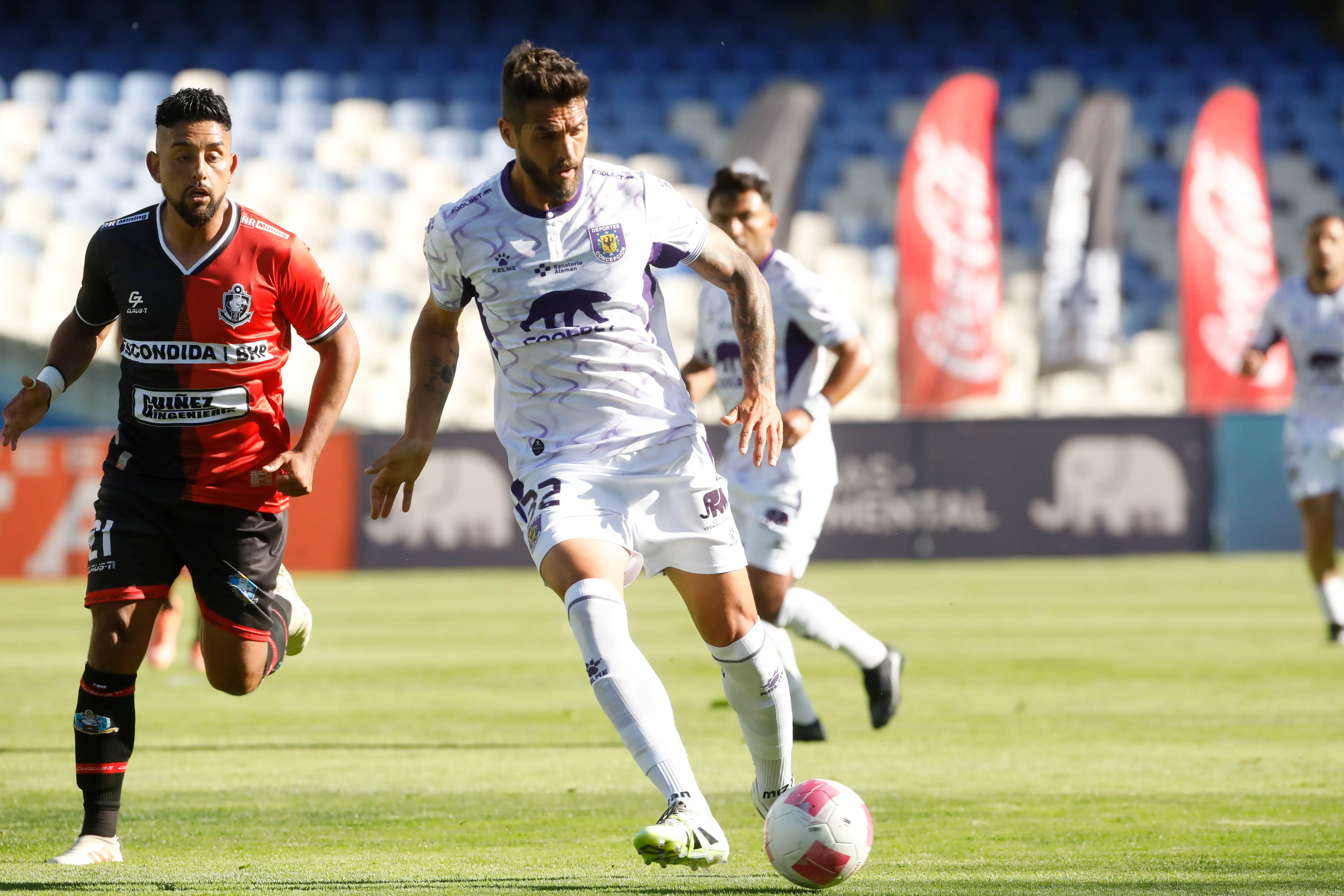 Fabián Manzano mira a Joaquín Larrivey en el triunfo del Conce ante el CDA. (Photosport).
