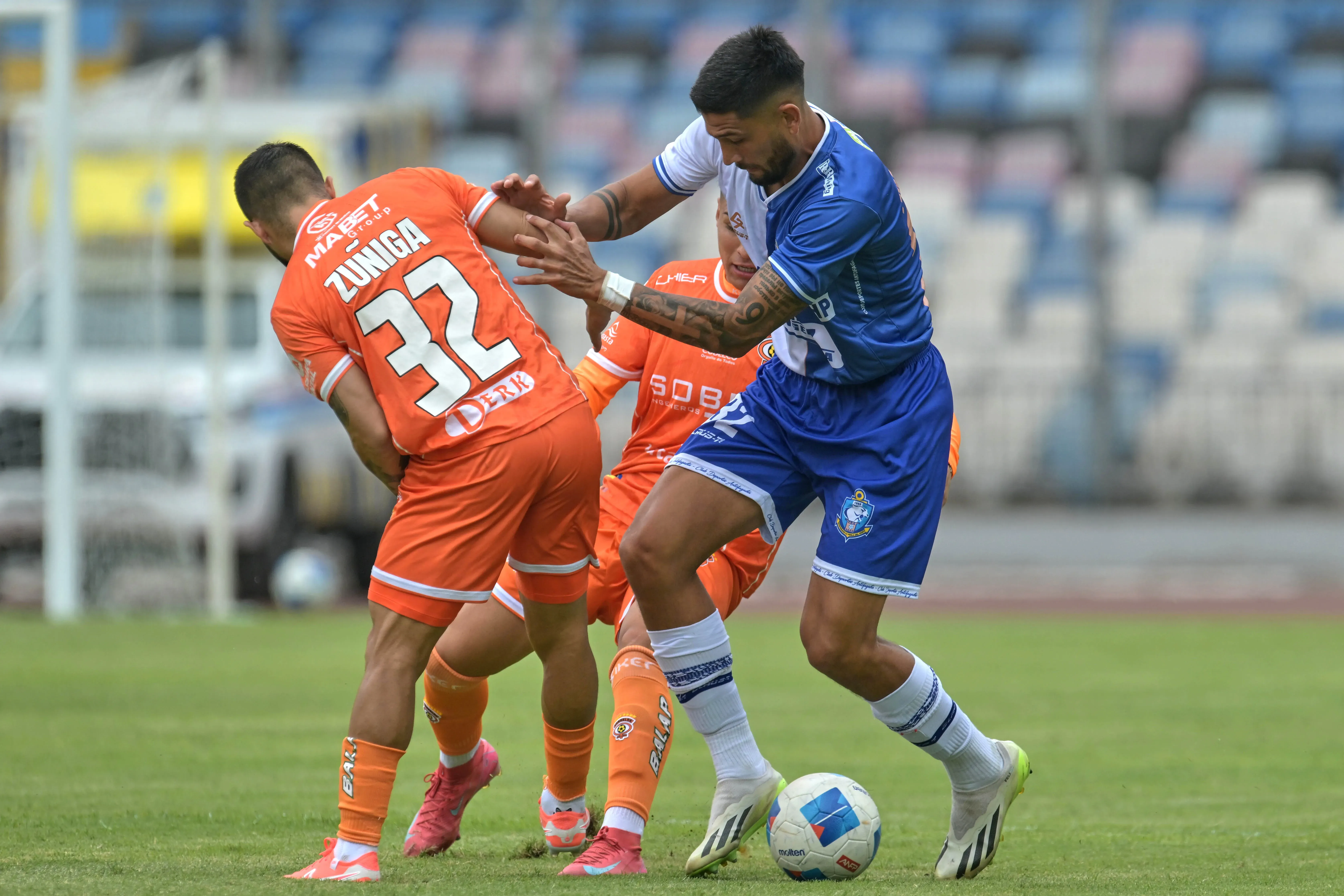 Tobías Figueroa lucha en un duelo entre Deportes Antofagasta y Cobreloa. (Pablo Quiroz/Photosport).