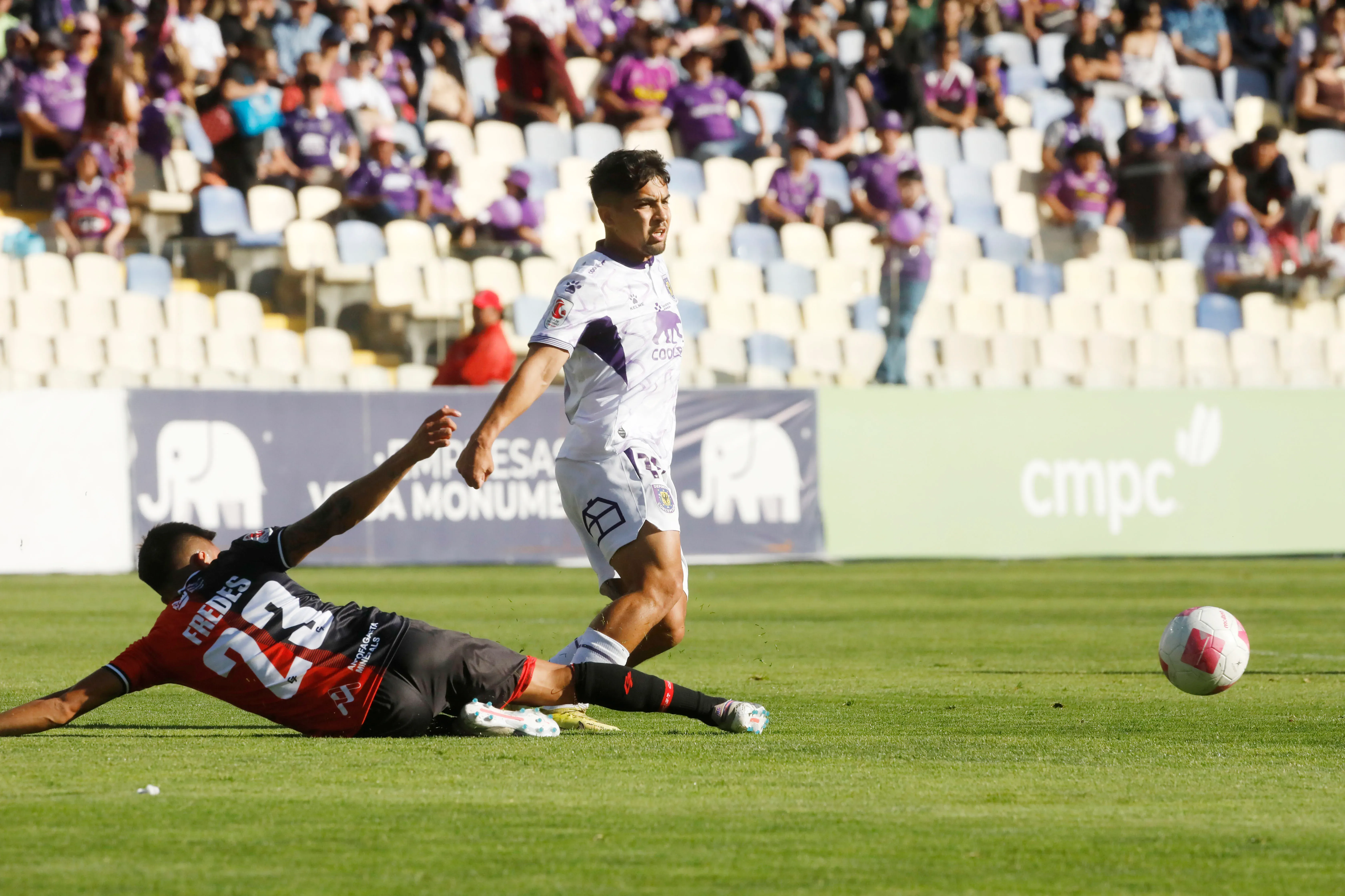 Matías Fredes marca a Ángel Gillard. (Marco Vazquez | Photosport).