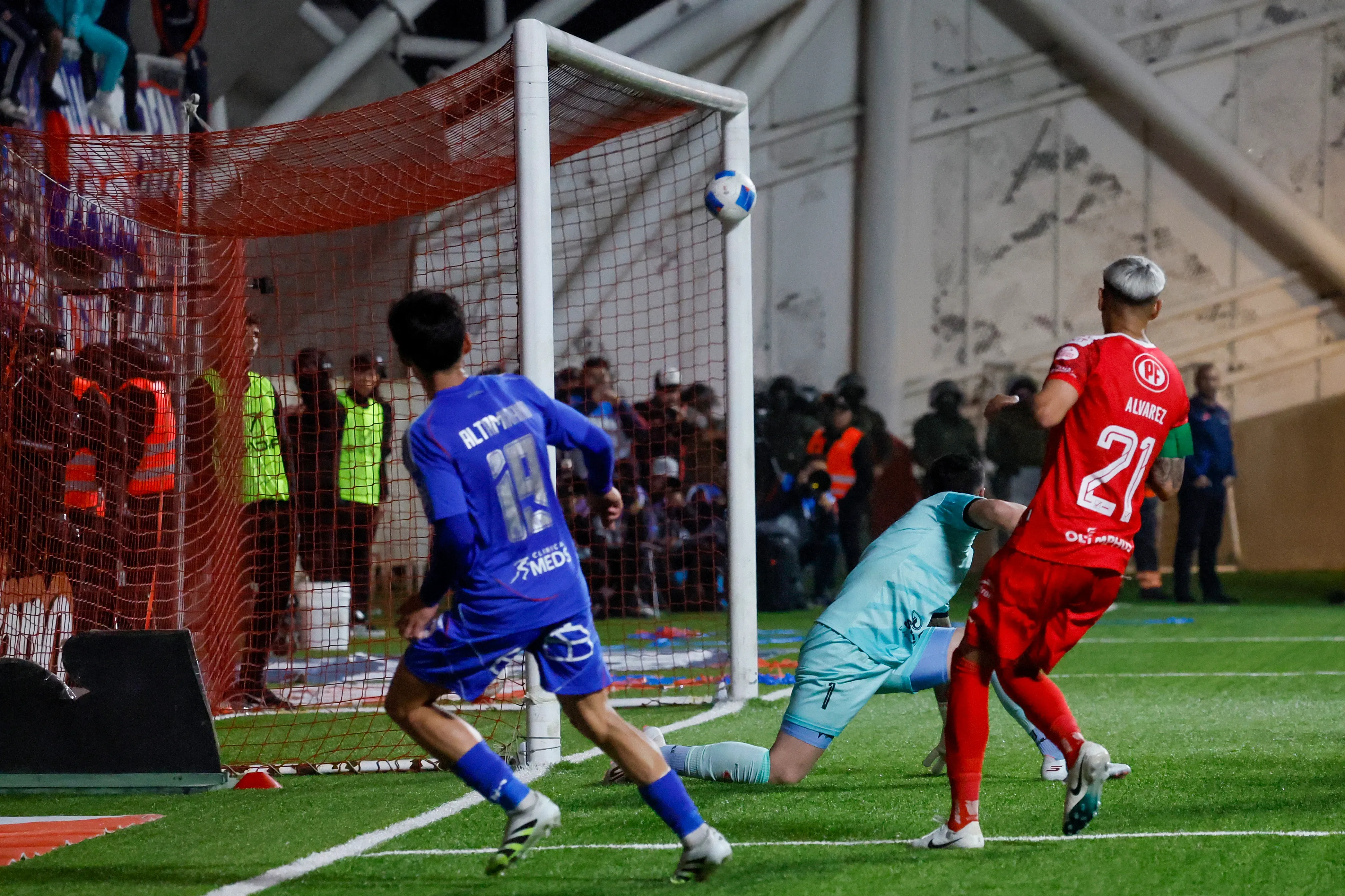 La única victoria como visitante fuera de Santiago la U la sumó ante La Calera. Foto: Andrés Pina/Photosport