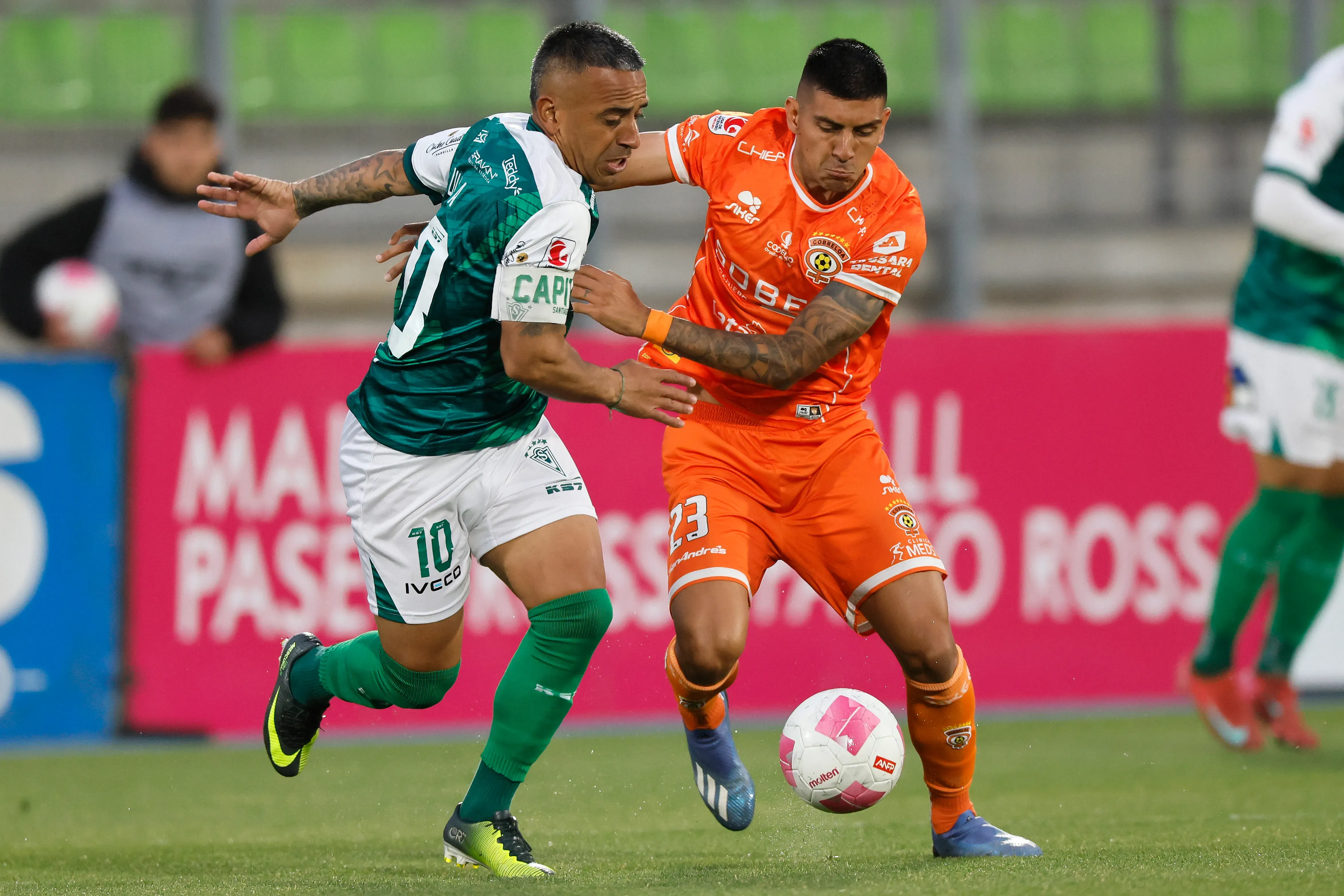 Gerardo Navarrete lucha el balón con Jorge Luna en el empate de Wanderers ante Cobreloa. (Andres Pina/Photosport).
