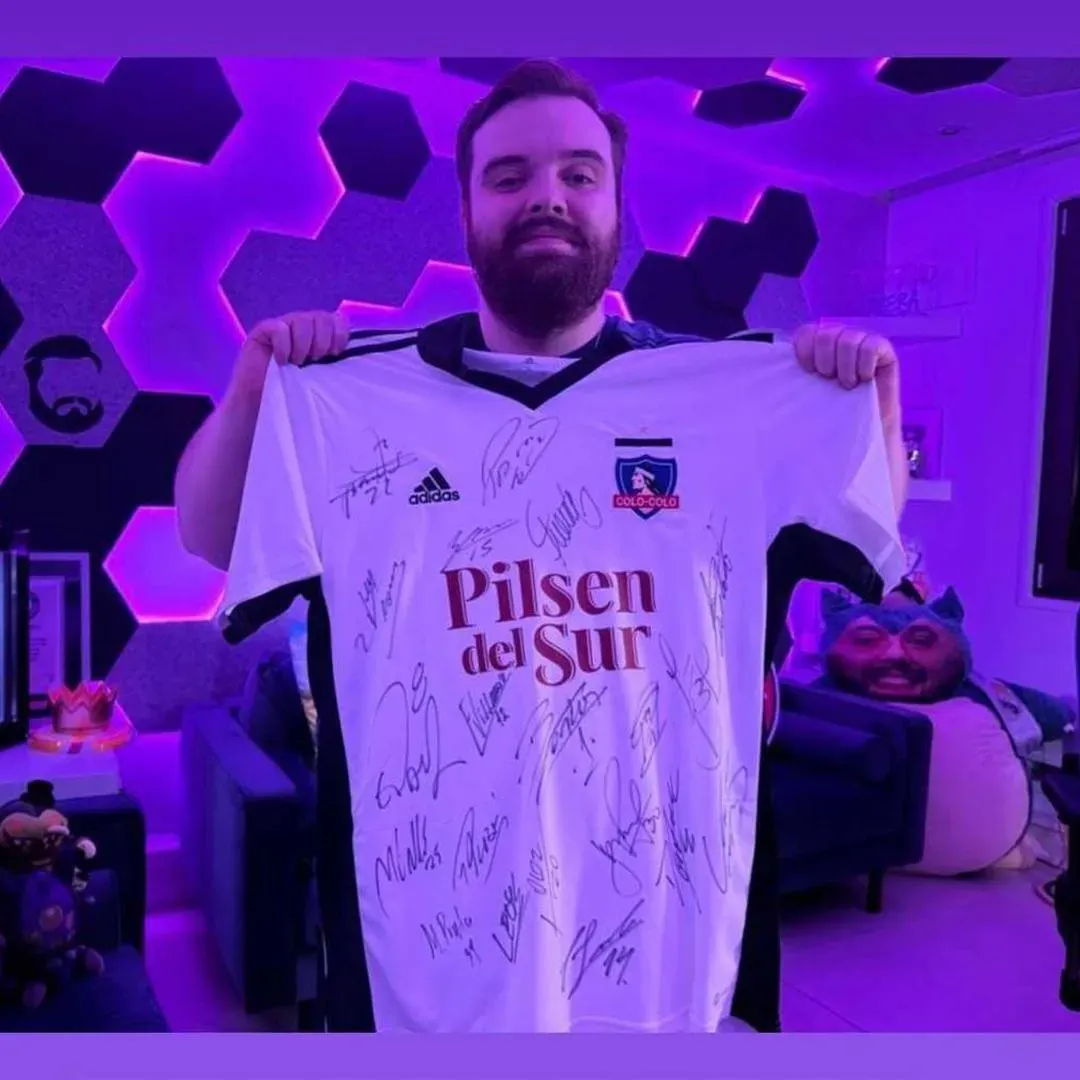 Ibai Llanos con la camiseta de Colo Colo firmada por todo el plantel albo
