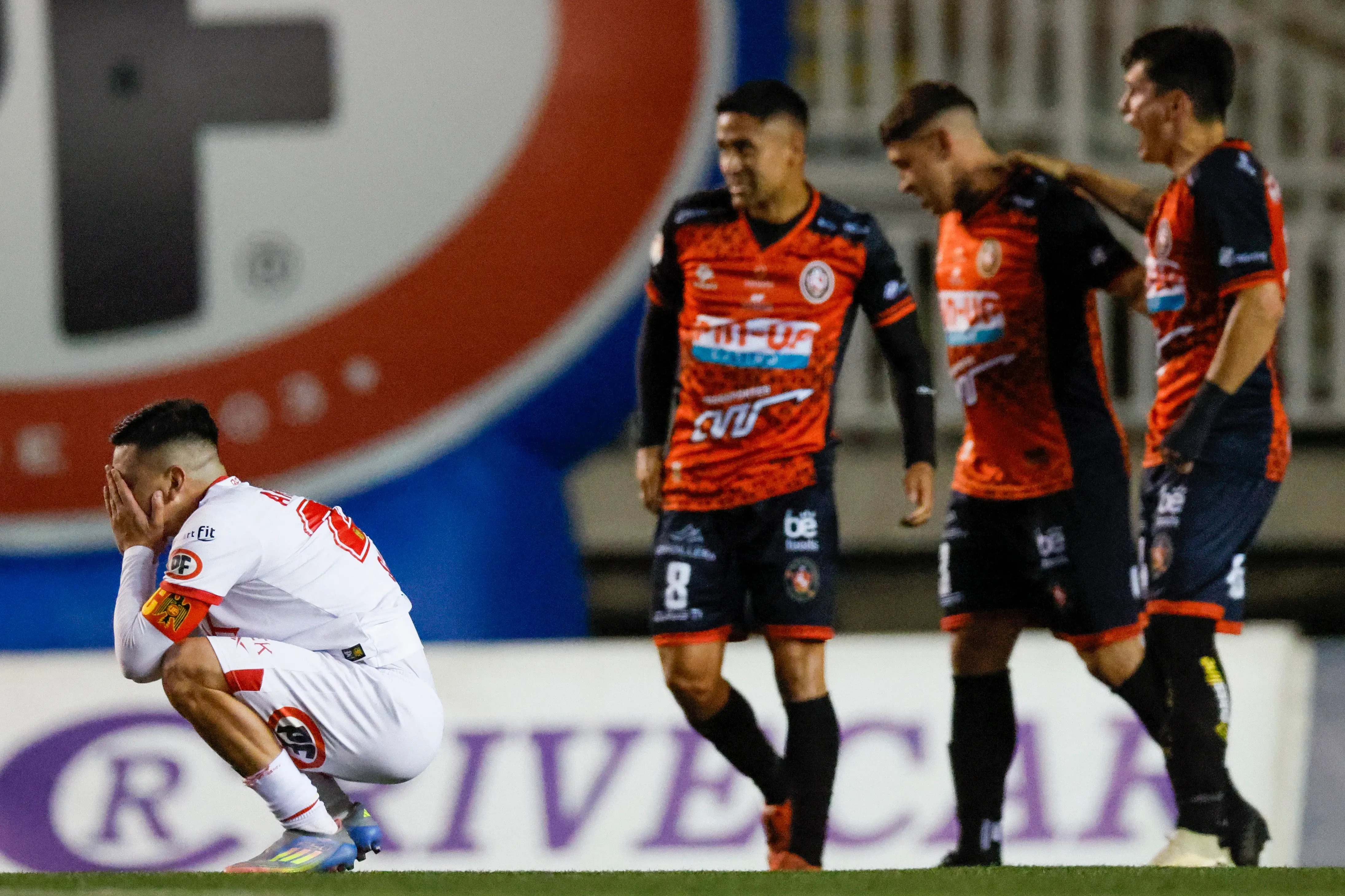 Pablo Aránguiz grafica el sentir de toda la Unión Española en esta imagen. (Andrés Piña/Photosport).
