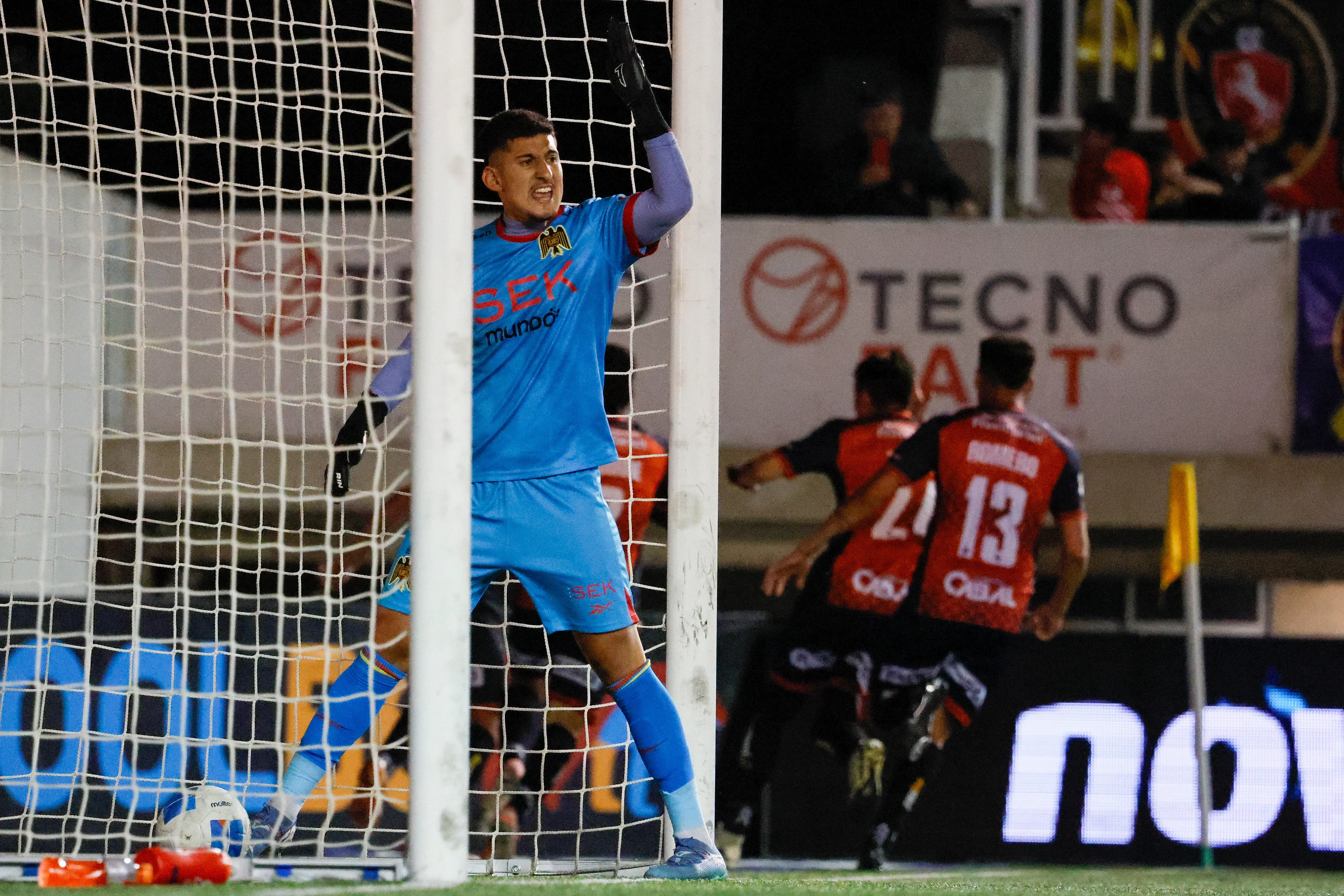 Martín Parra se queja tras el gol de Pons a favor de Limache. (Andrés Piña/Photosport).
