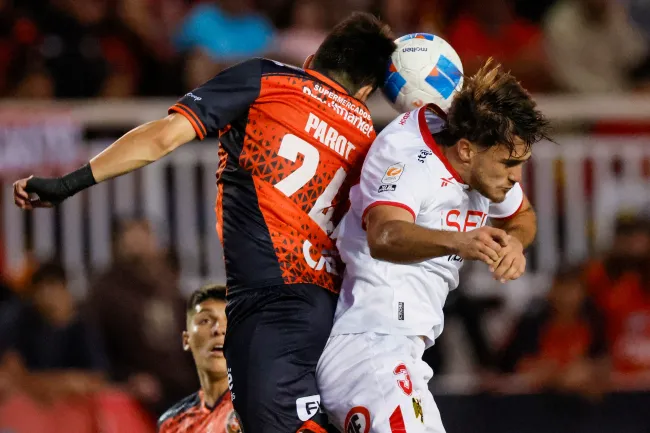 Alfonso Parot le gana un balón aéreo al argentino Franco Ratotti. (Andrés Piña/Photosport).