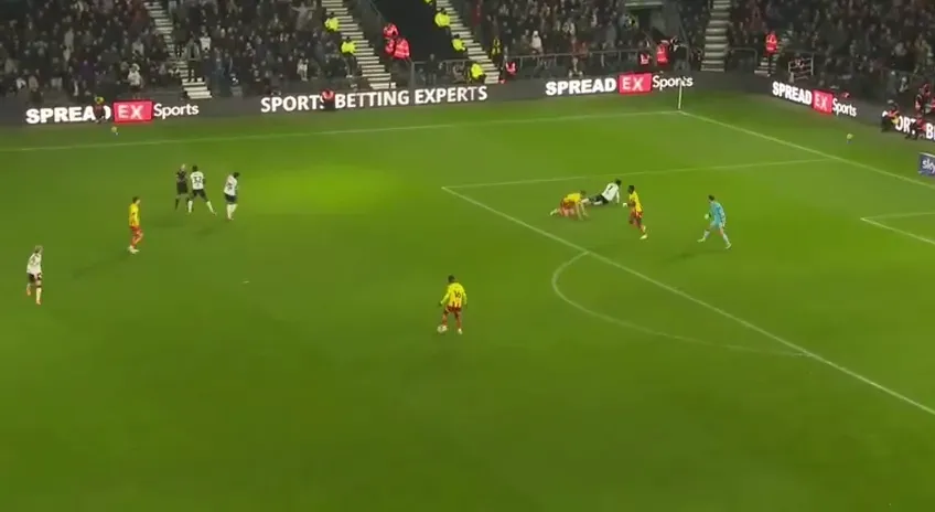 Ebou Adams quiso evitar la amonestación de Brereton. No lo logró. (Captura).