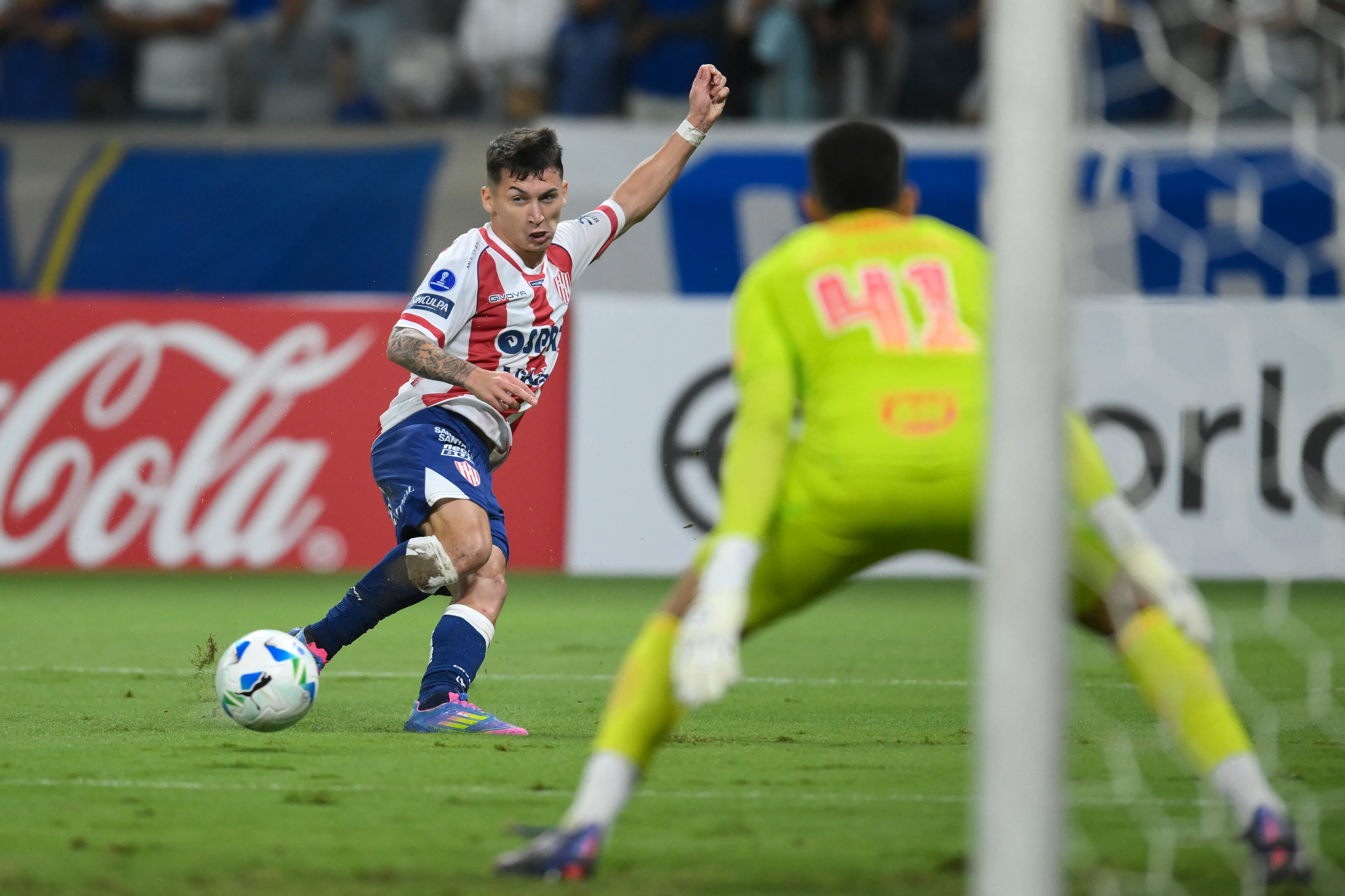 Mateo del Blanco en acción por Unión Santa Fe ante Cruzeiro. (Pedro Vilela/Getty Images).