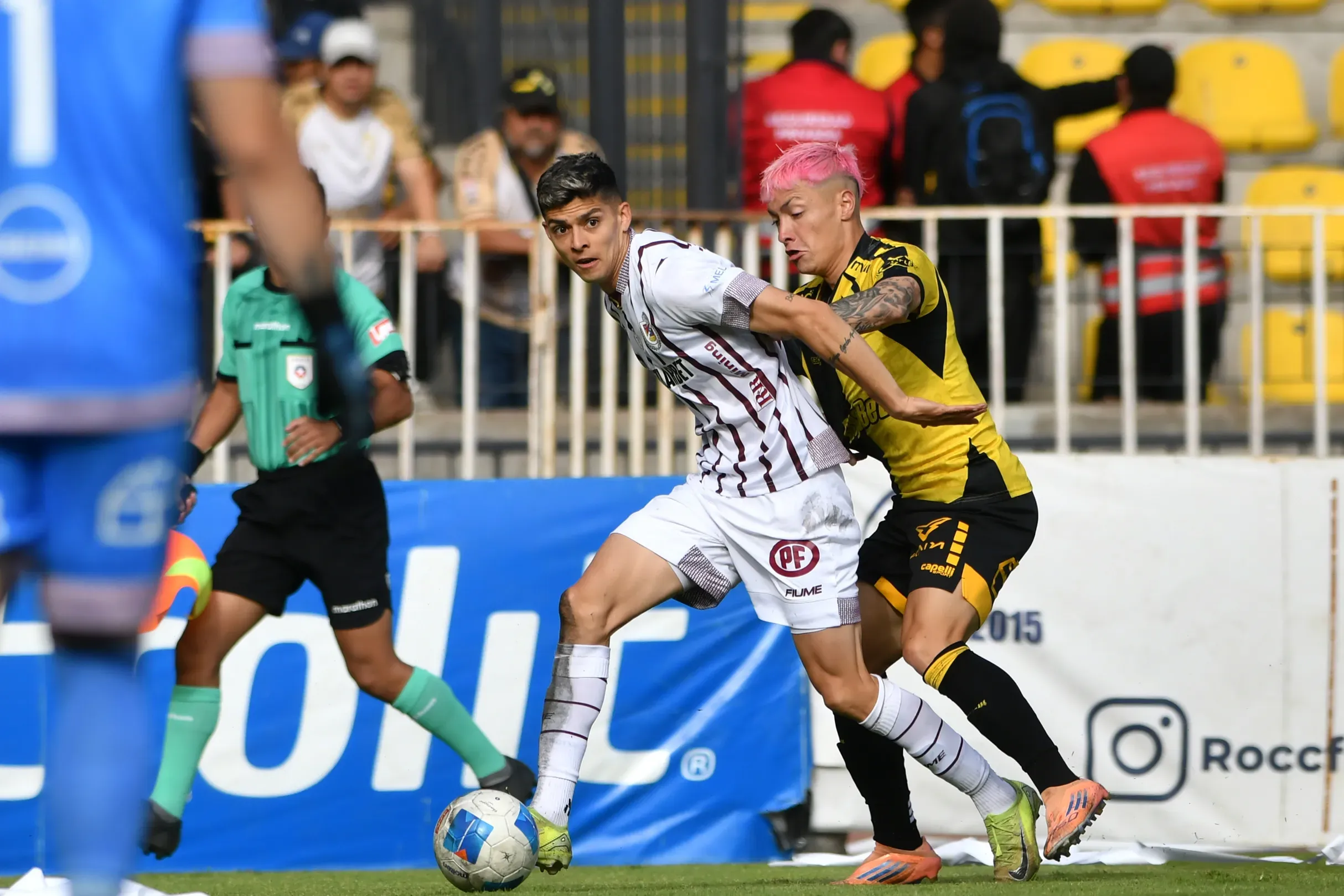 Cristián Gutiérrez aguanta la marca de Cristián Zavala en el clásico de la región de Coquimbo. (Alejandro Pizarro Ubilla/Photosport).