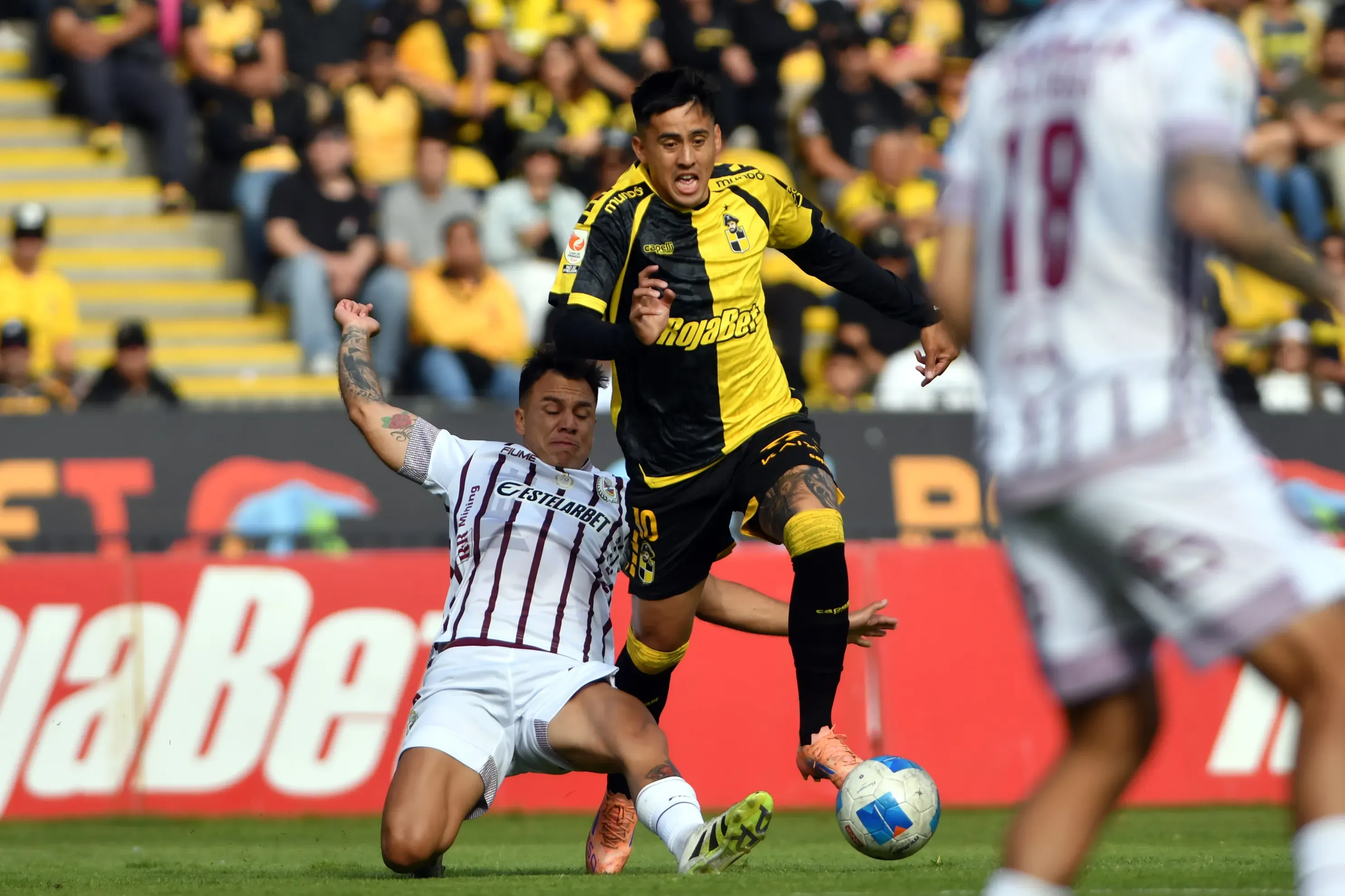 Manuel Rivera intenta quitarle el balón a Matías Palavecino. (Alejandro Pizarro Ubilla/Photosport).