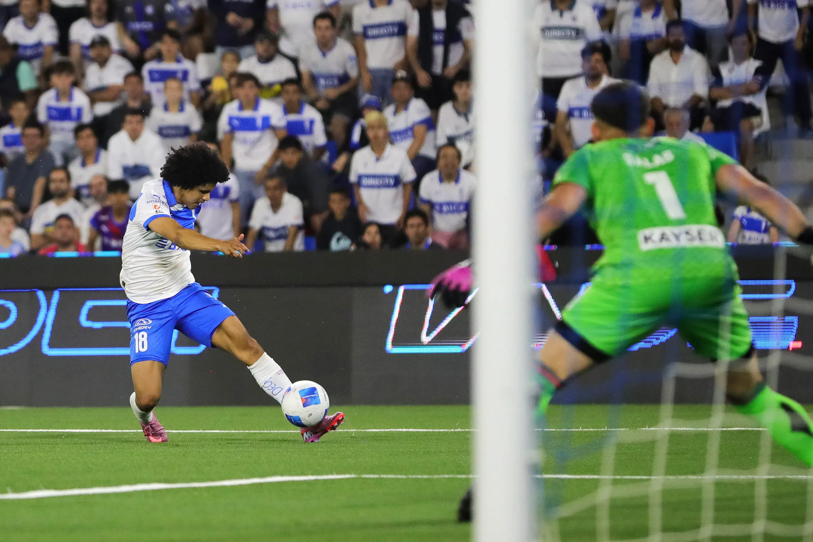 El remate de Eduard Bello que sorprendió al golero del Tino. (Felipe Zanca/Photosport).