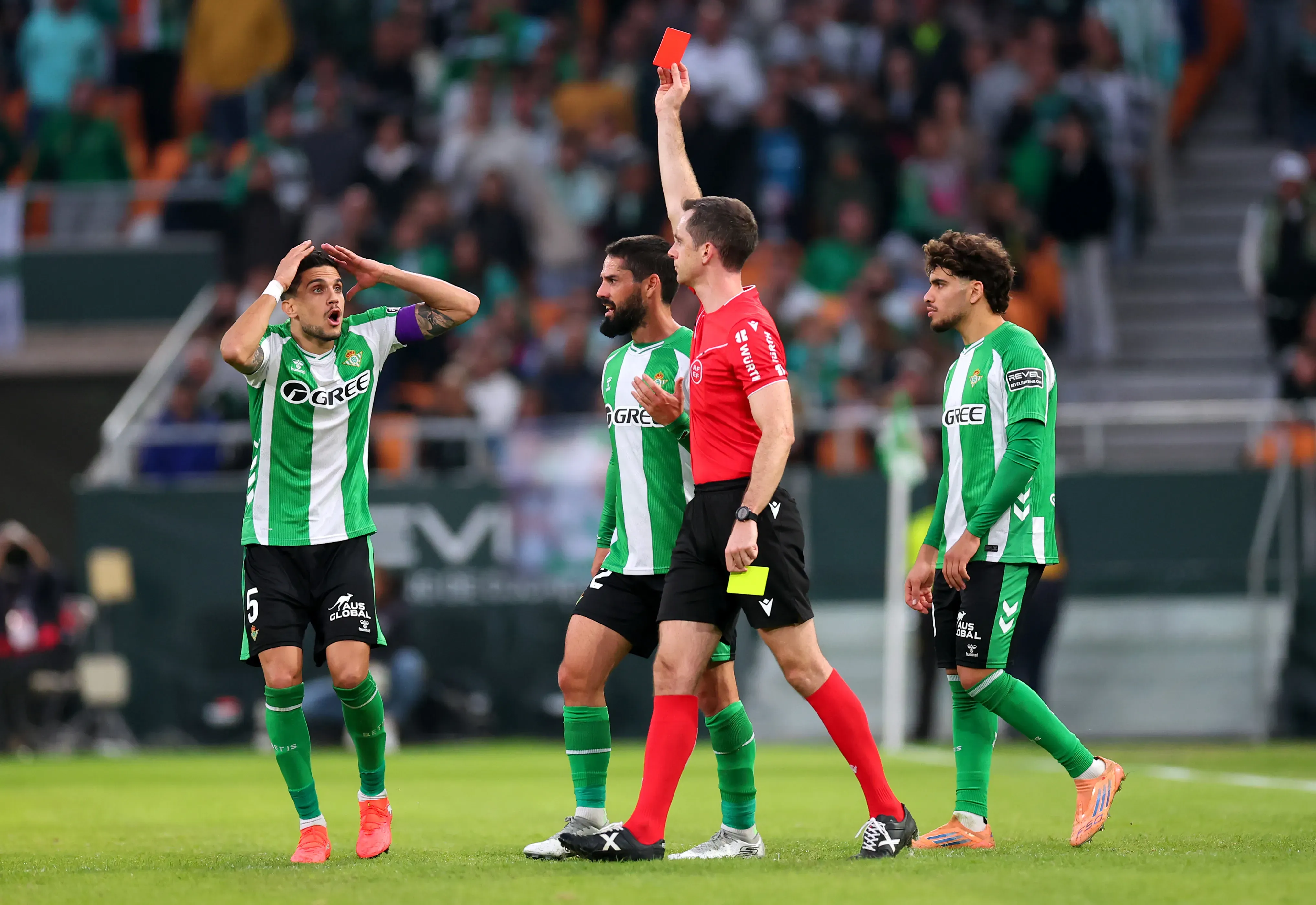 Betis terminó el partido con un jugador menos. (Photo by Fran Santiago/Getty Images)