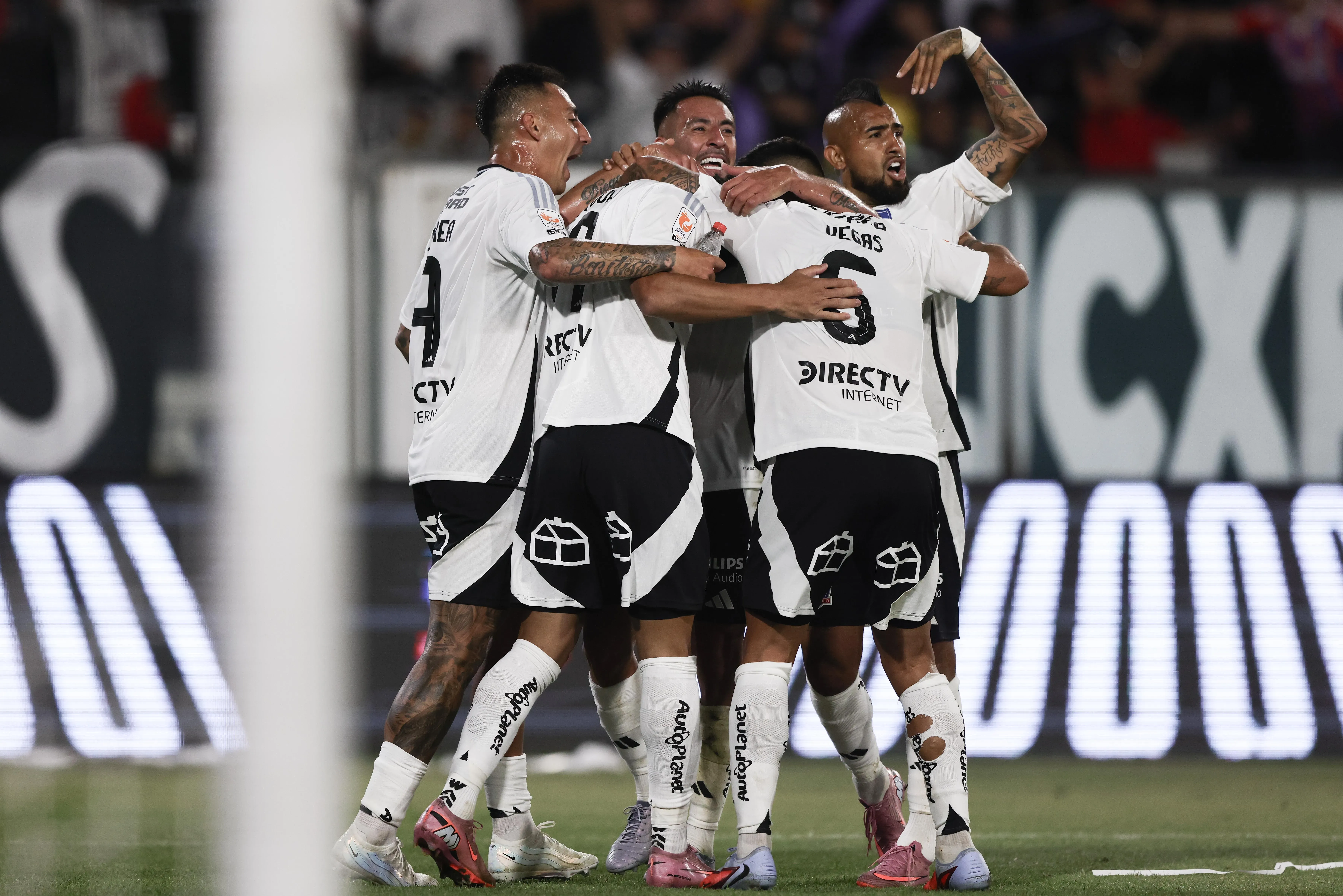 Arturo Vidal aplaudió a Salomón Rodríguez por volver al gol y cortar su mala racha en Colo Colo. Foto: Photosport.