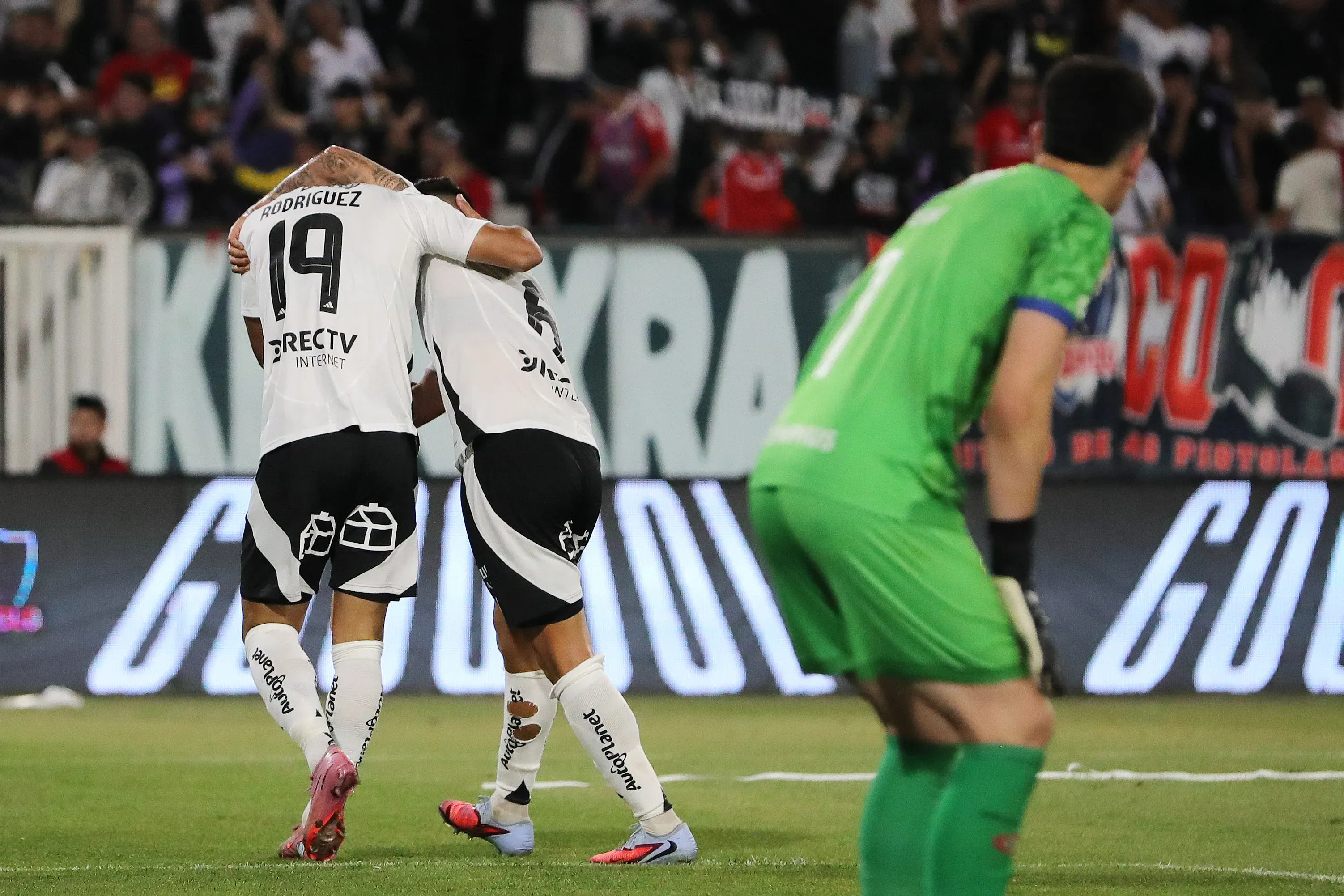 Sebastián Vegas fue el primero en llegar al triste festejo de Salomón Rodríguez. (Felipe Zanca/Photosport).