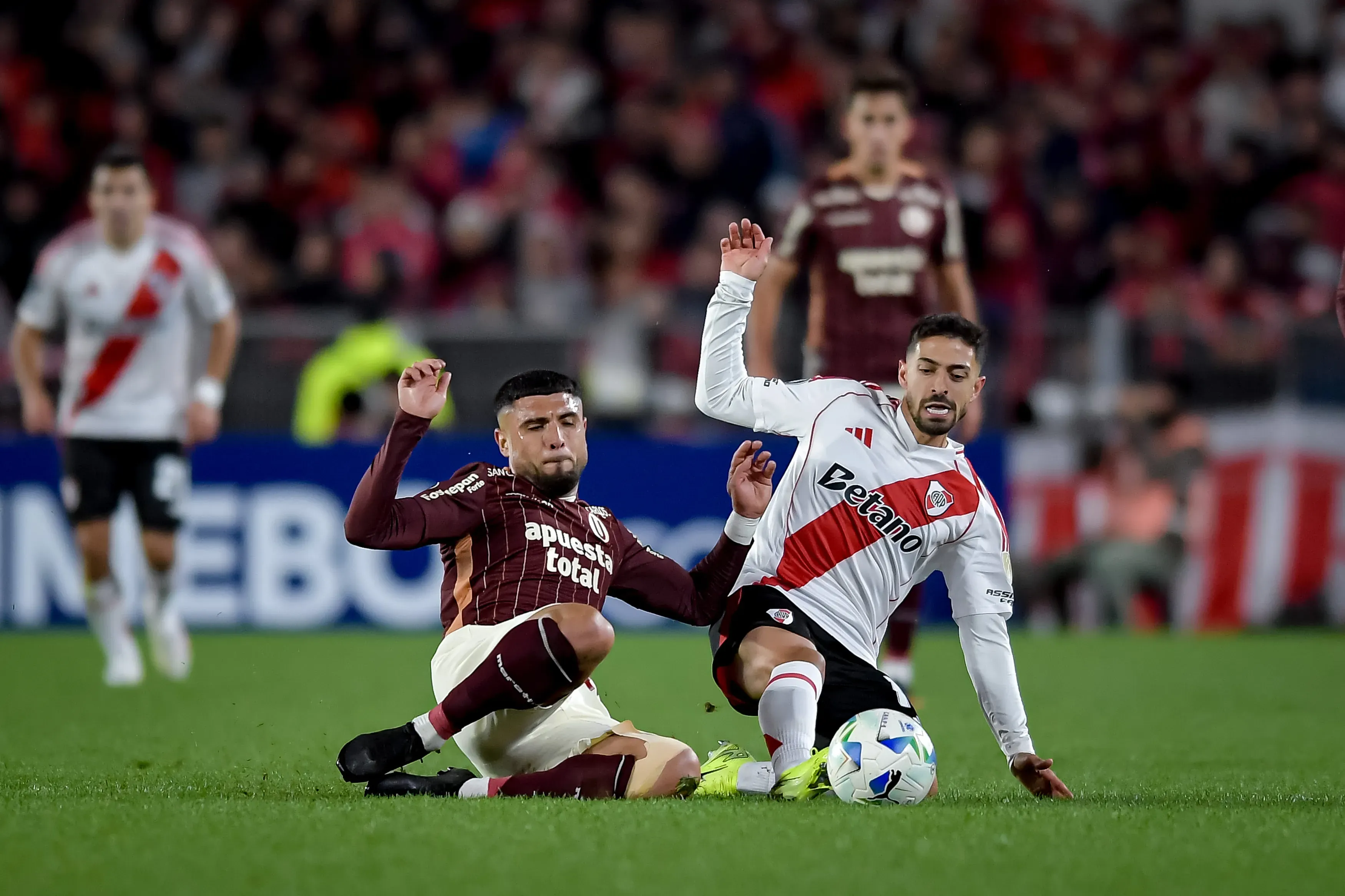 Rodrigo Ureña ante Manuel Lanzini en un duelo entre River Plate vs Universitario de Lima. (Marcelo Endelli/Getty Images).