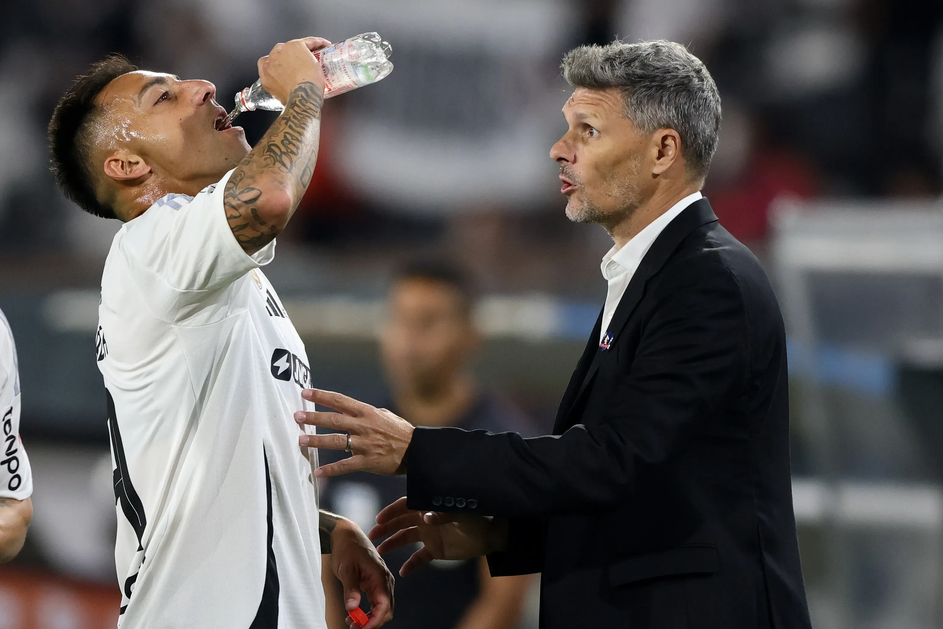 Fernand Ortiz habla con Javier Correa en el partido ante los Cementeros. (Felipe Zanca/Photosport).