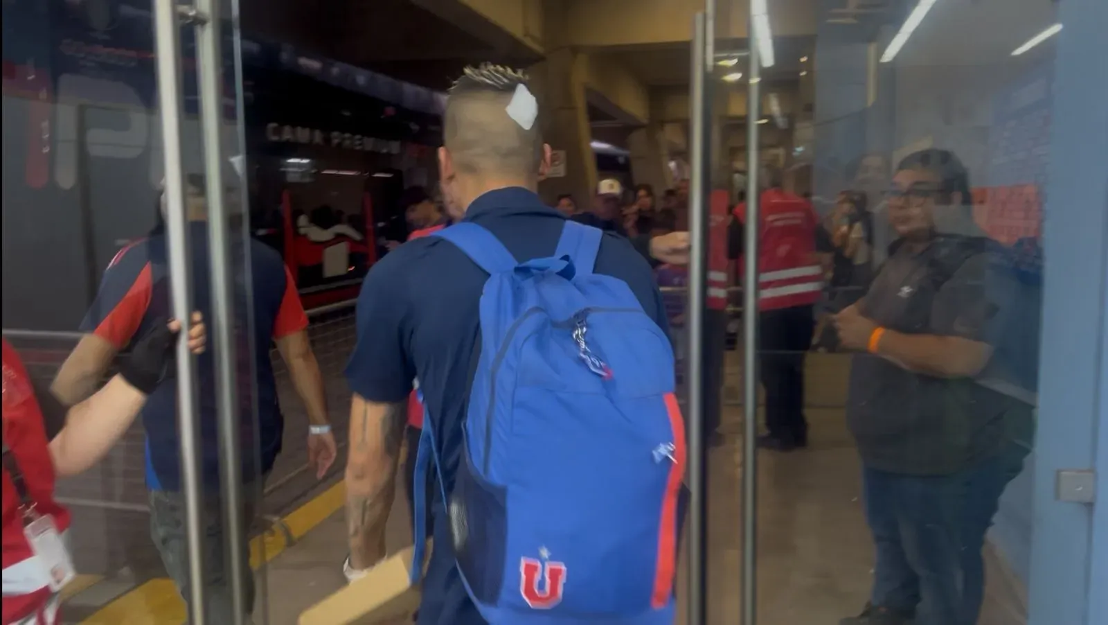 Leandro Fernández salió con un parche en la cabeza. Foto: Redgol.