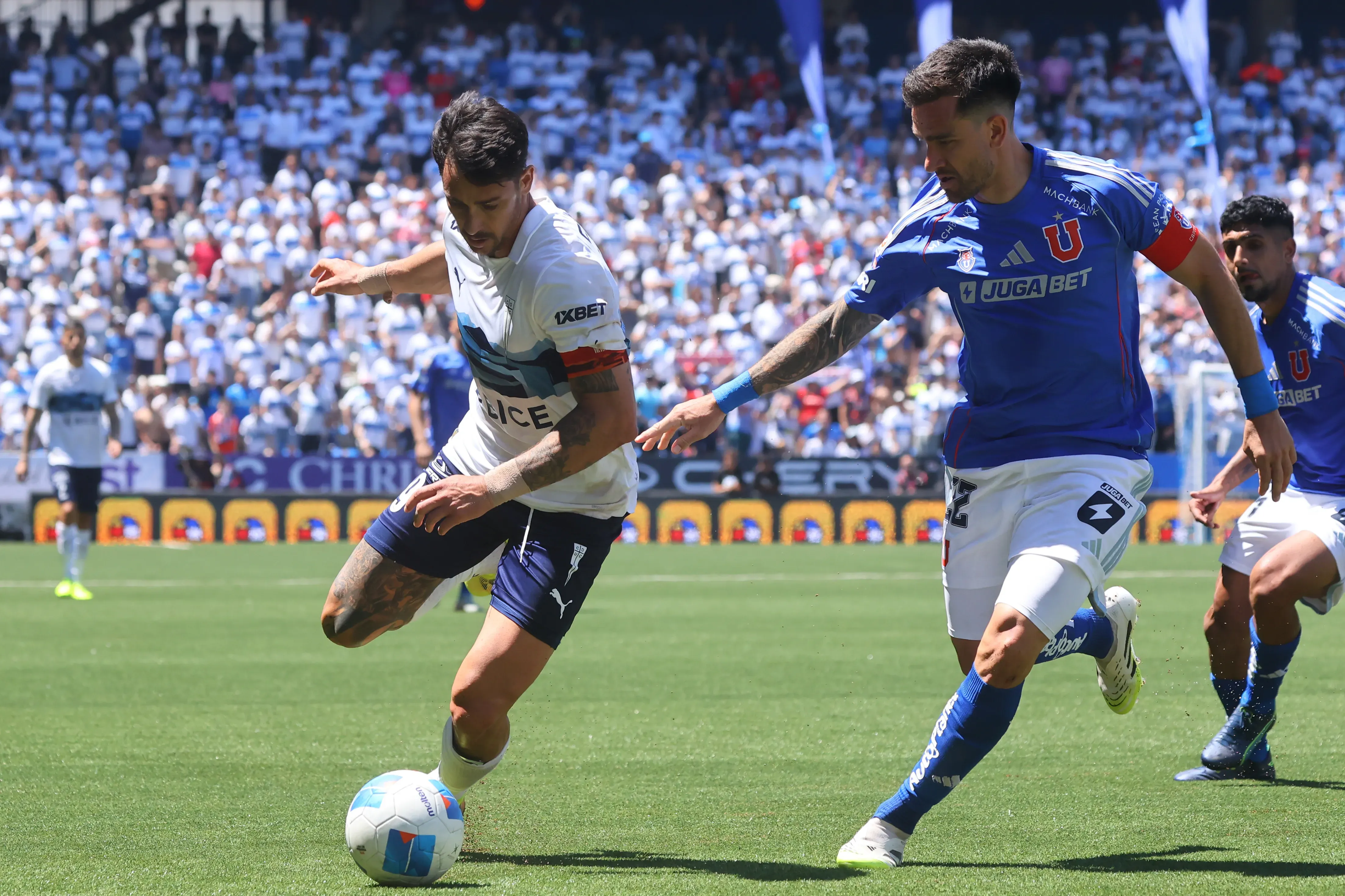 Ahora el subcampeón de la Liga de Primera 2025 también jugará la Supercopa 2026. ¿Será Universidad de Chile o Universidad Católica el premiado? | Foto: Photosport.