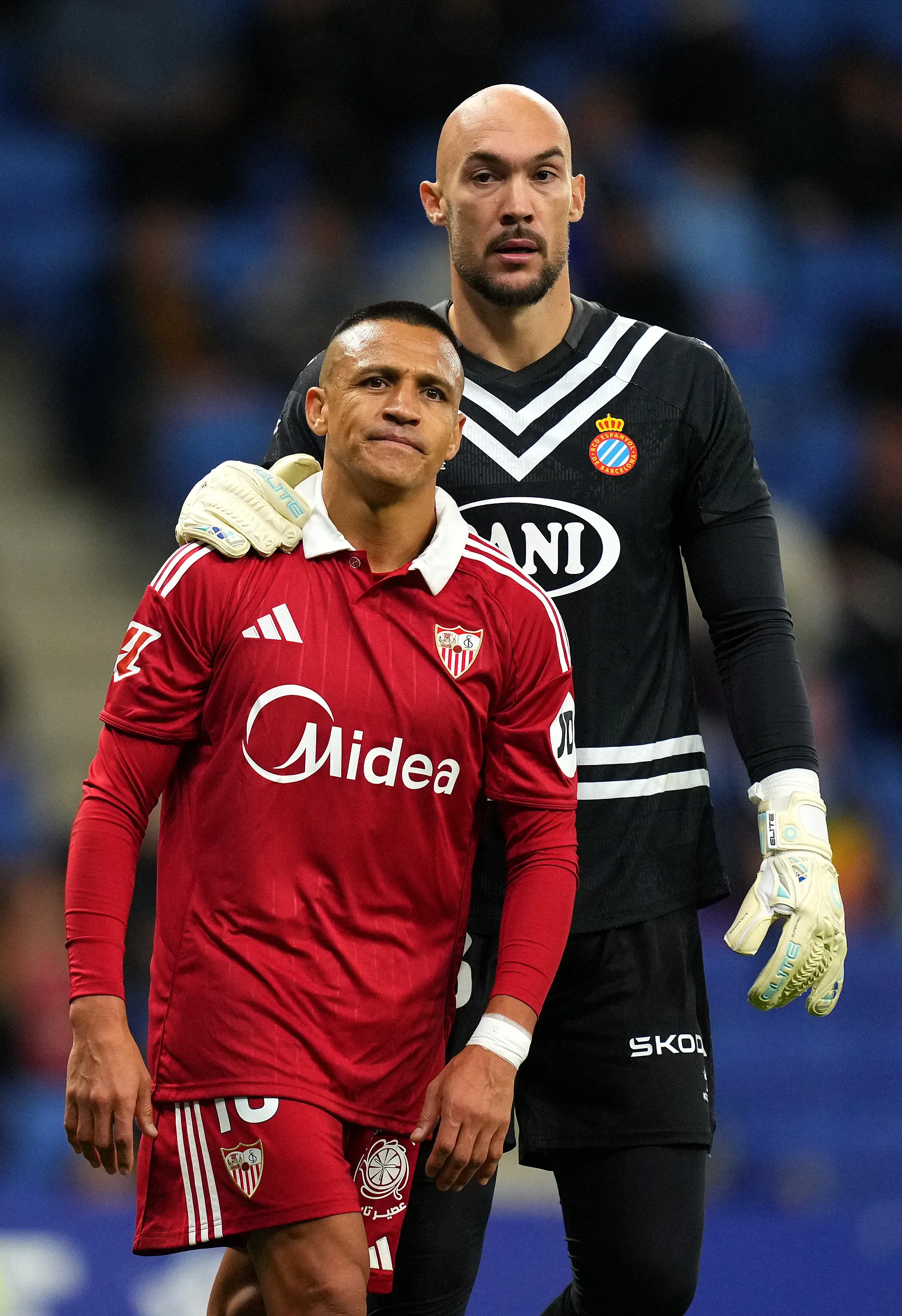 Marko Dmitrovic y Alexis Sánchez en el duelo entre Espanyol y Sevilla. (Alex Caparros/Getty Images).