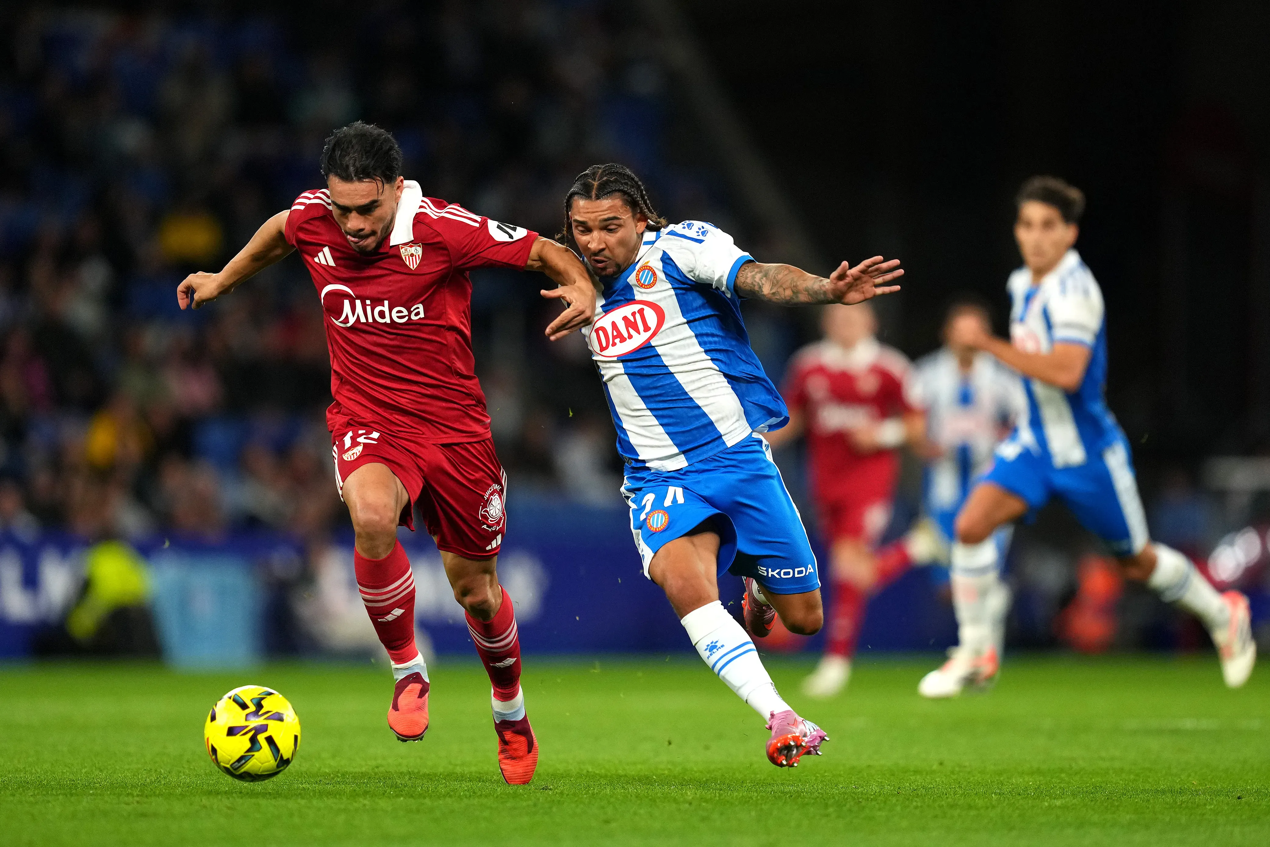 Gabriel Suazo lucha un balón ante el inglés Tyrhys Dolan, ex compañero de Brereton en el Blackburn Rovers. (Alex Caparros/Getty Images).