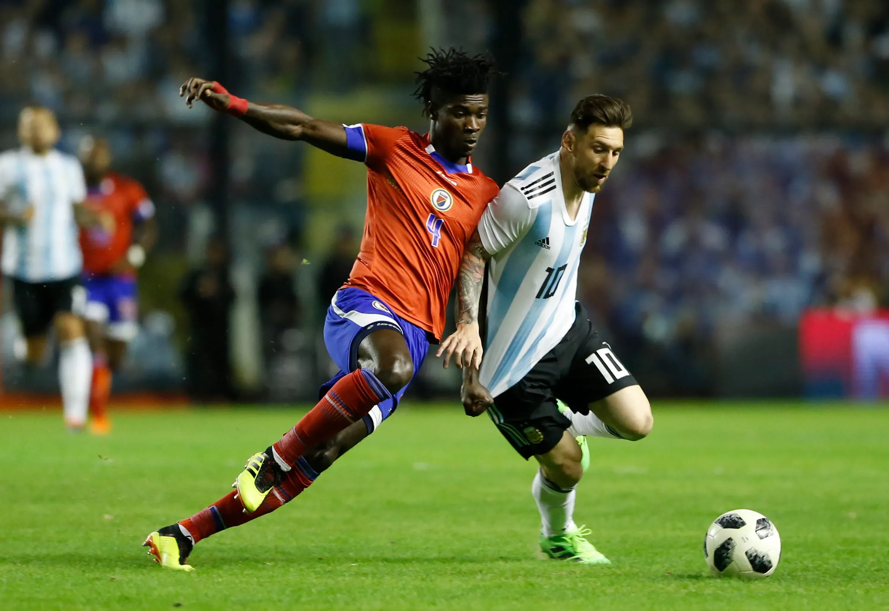Ricardo Adé marca a Lionel Messi en un amistoso de Haití contra Argentina. (Gabriel Rossi/Getty Images).