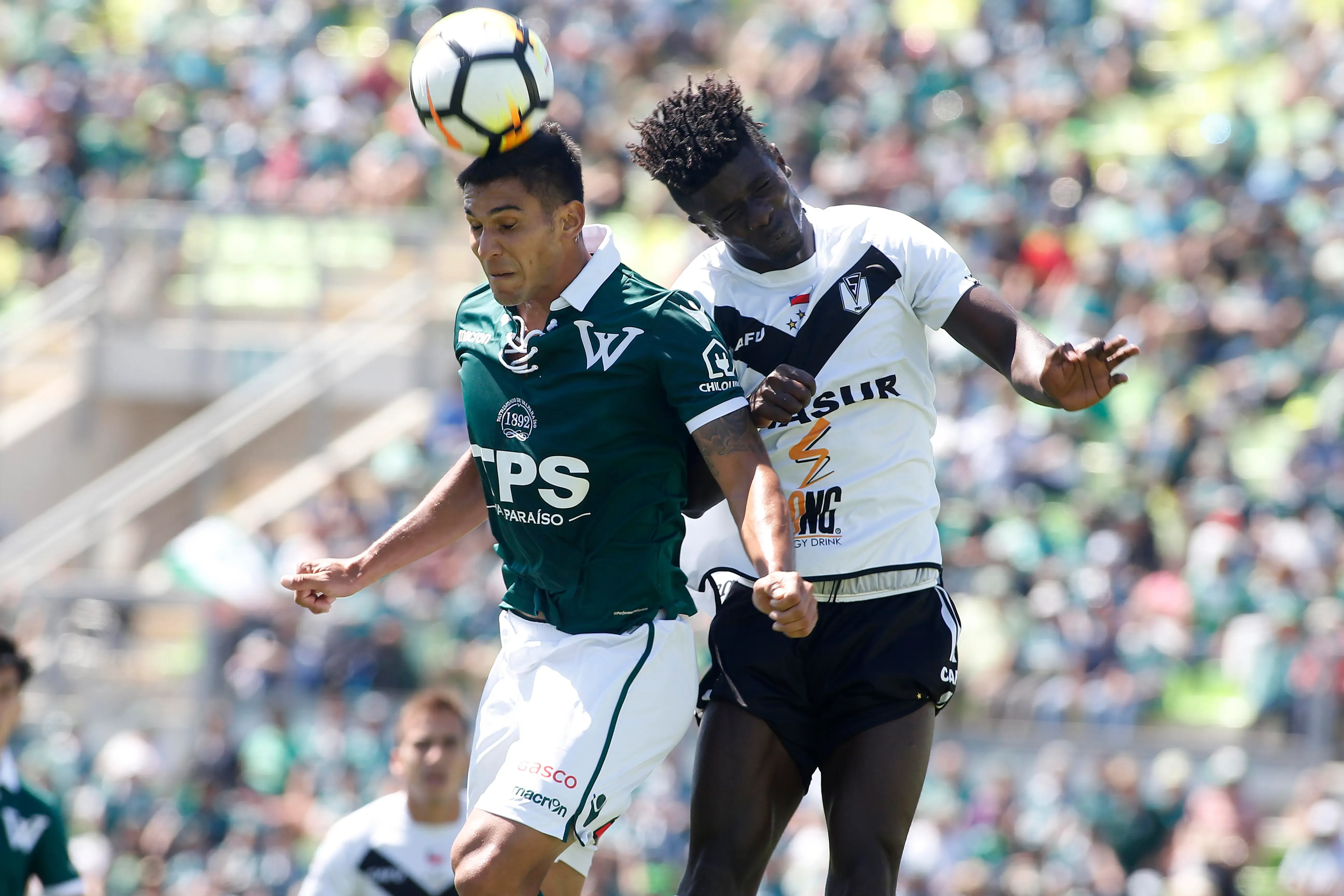 Ricardo Adé en acción por Santiago Morning ante Wanderers. (Raul Zamora/Photosport).
