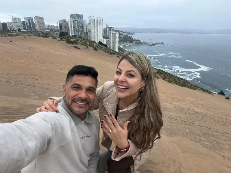 Reinaldo Navia muestra el lugar donde pidió matrimonio en Concón.