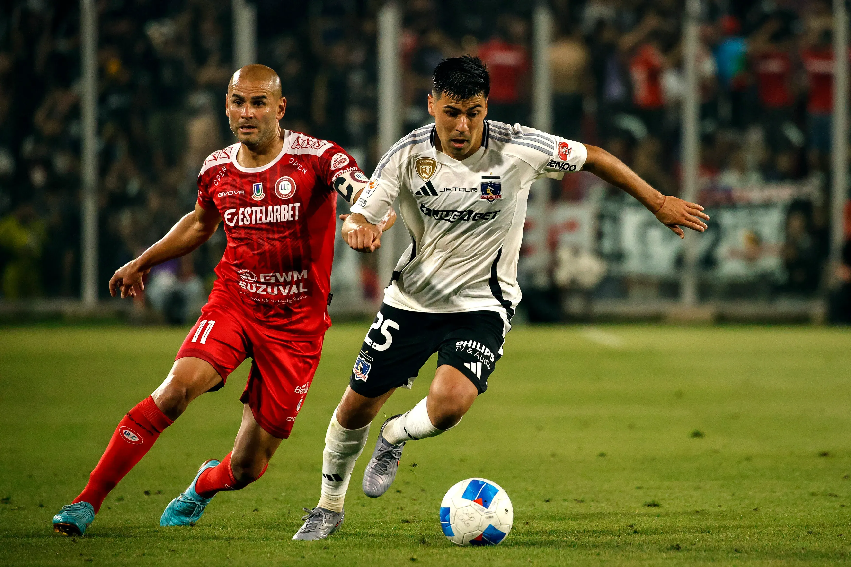 Tomás Alarcón enfrenta la marca de Sebastián Sáez en la goleada alba a La Calera. (Diego Martin/Photosport).