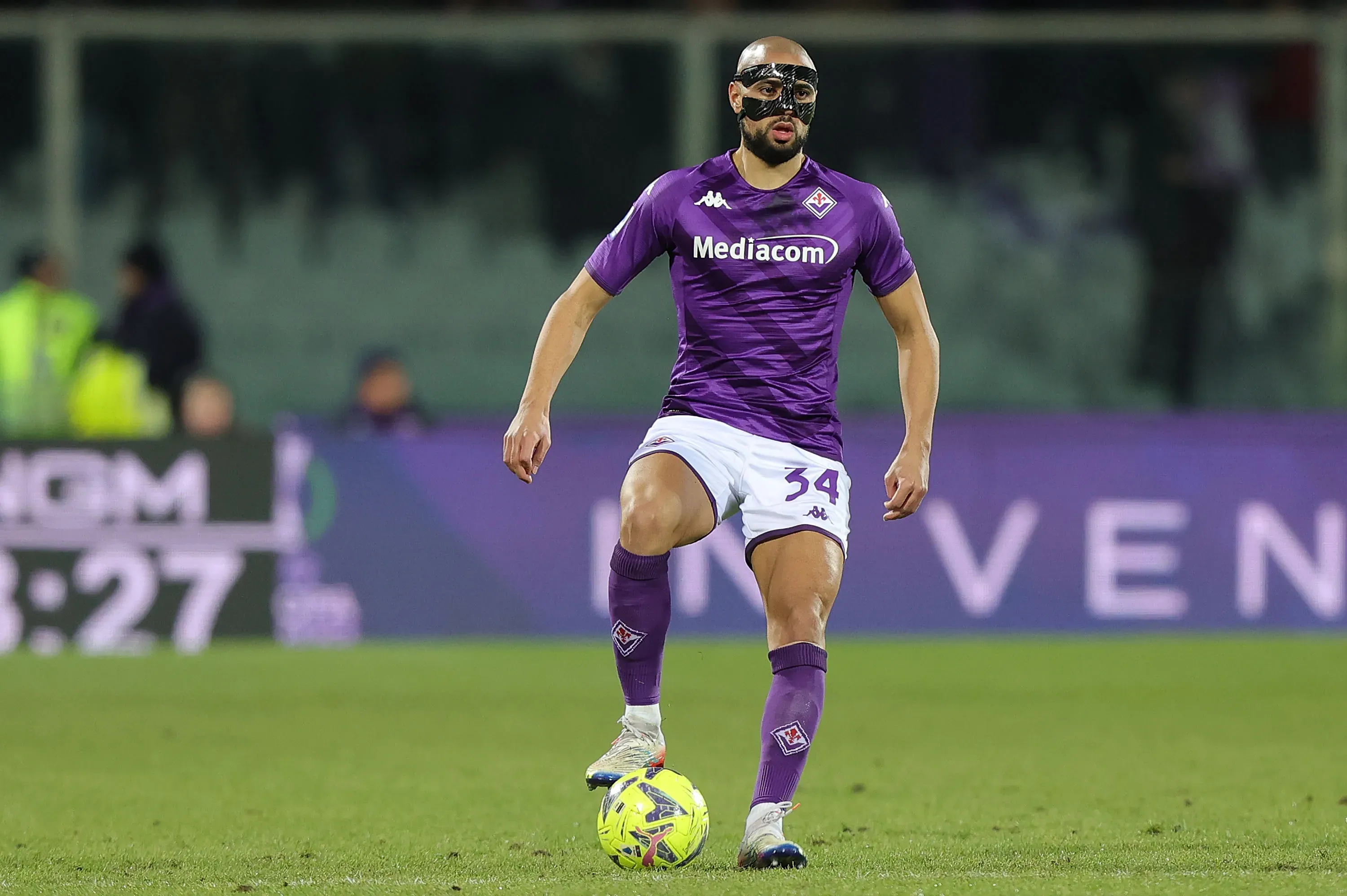 Amrabat tuvo que jugar con máscara tras sufrir una fractura nasal por un golpe en la cara. (Gabriele Maltinti/Getty Images).