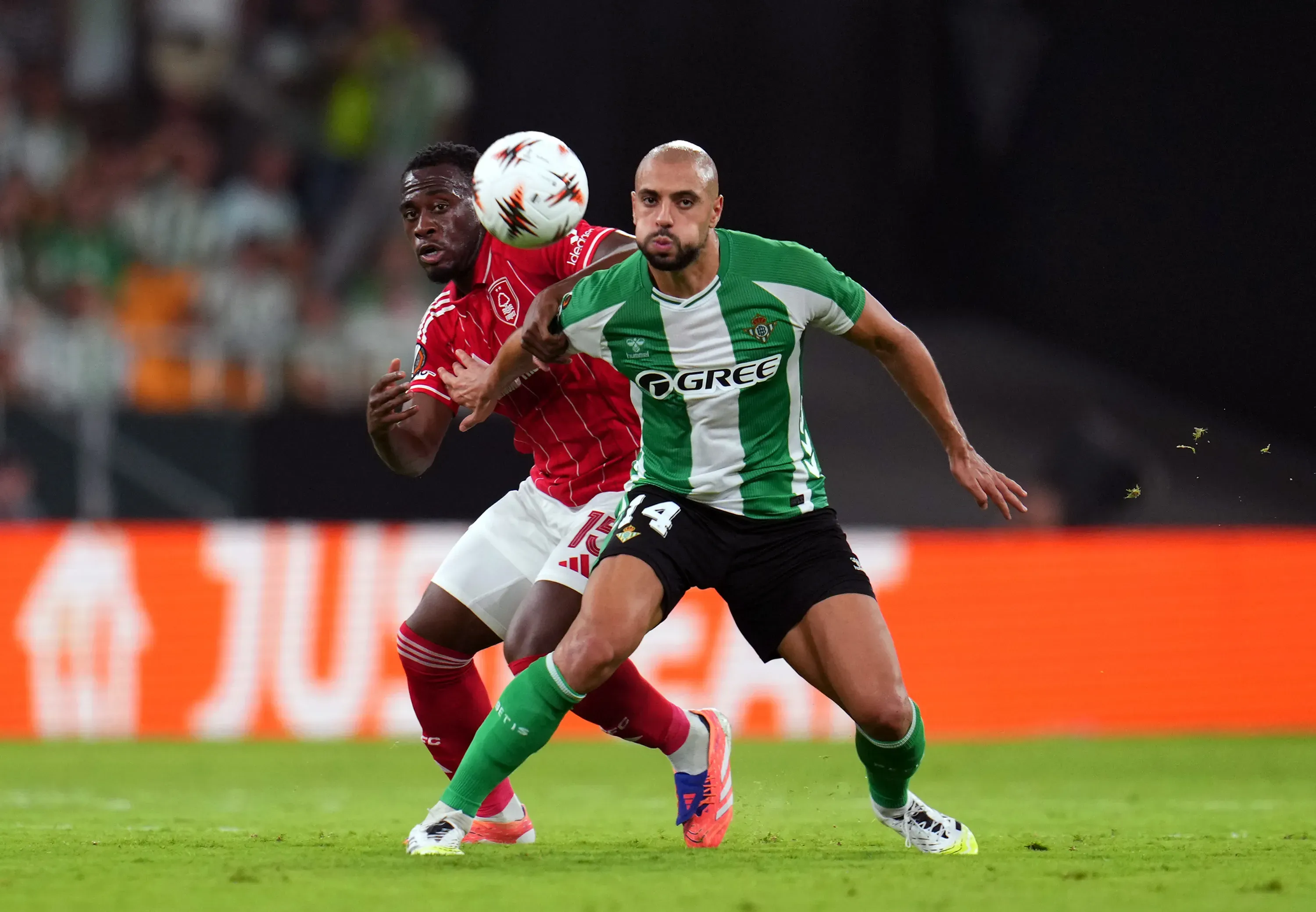 Sofyan Amrabat en acción por el Betis en la Europa League ante el Nottingham Forest de Inglaterra. (Aitor Alcalde/Getty Images).