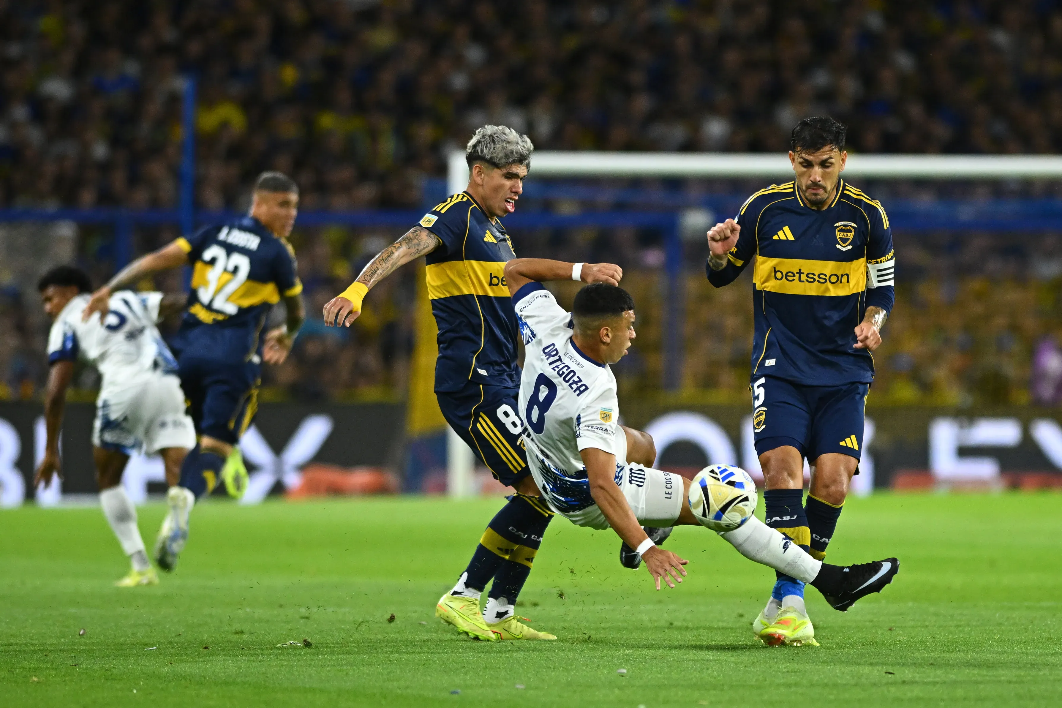 Leandro Paredes y Carlos Palacios ante Ulises Ortegoza. (Rodrigo Valle/Getty Images).