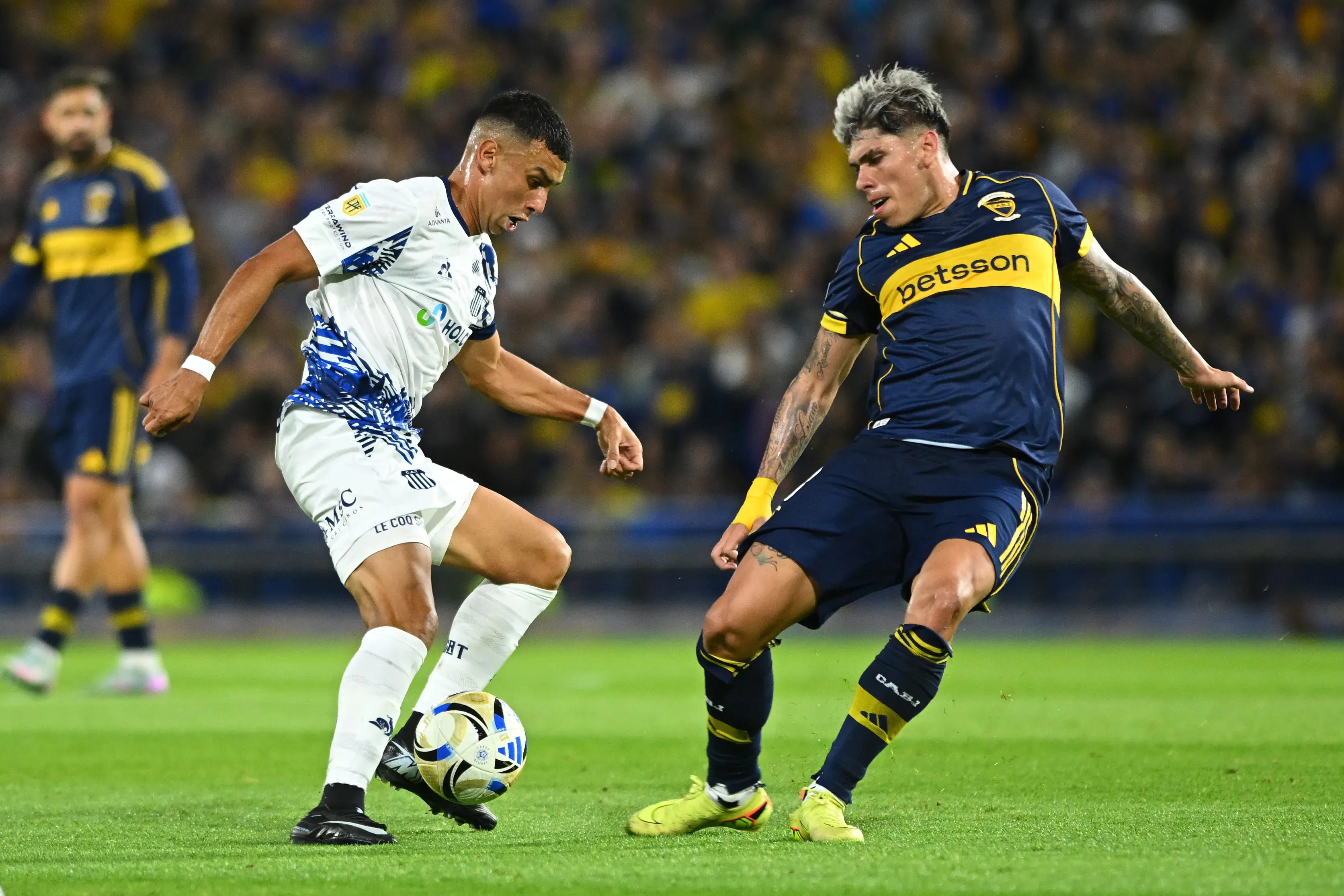 Carlos Palacios ante Ulises Ortegoza en el triunfo de Boca sobre Talleres. (Rodrigo Valle/Getty Images).