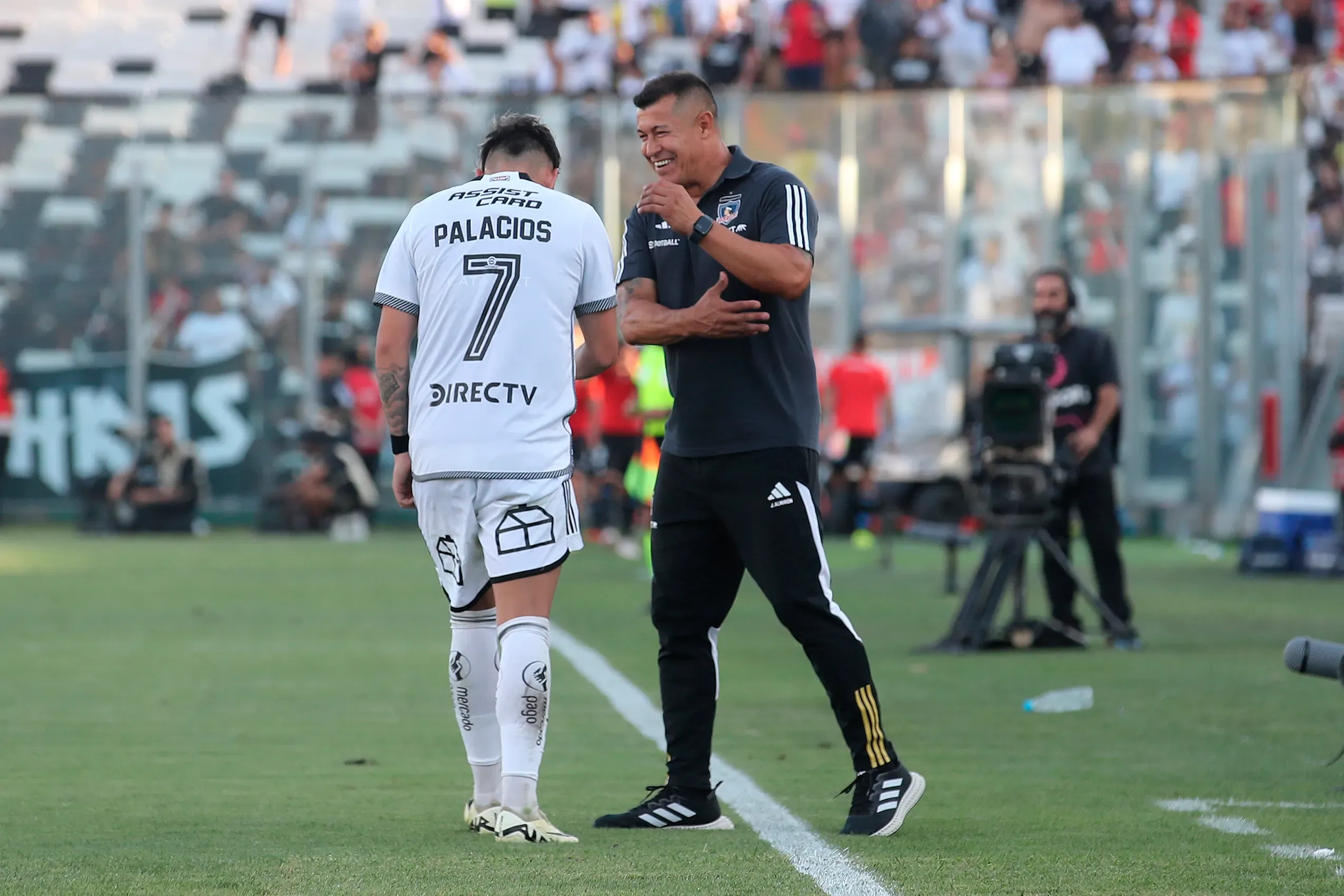 Jorge Almirón y Carlos Palacios lo pasaron bien en Colo Colo. (Pepe Alvujar/Photosport).