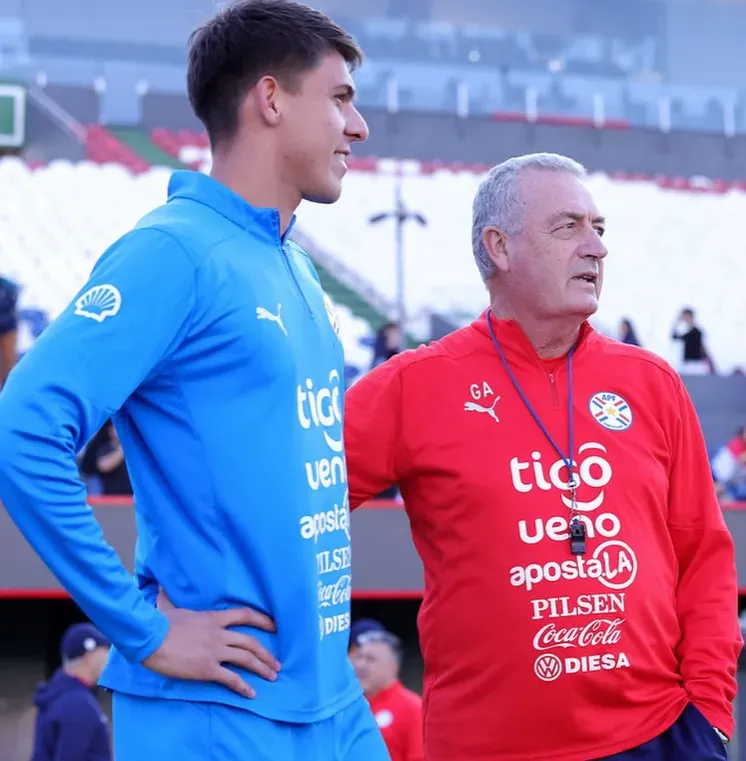 Lucas Romero junto al seleccionador de Paraguay. (Instagram).
