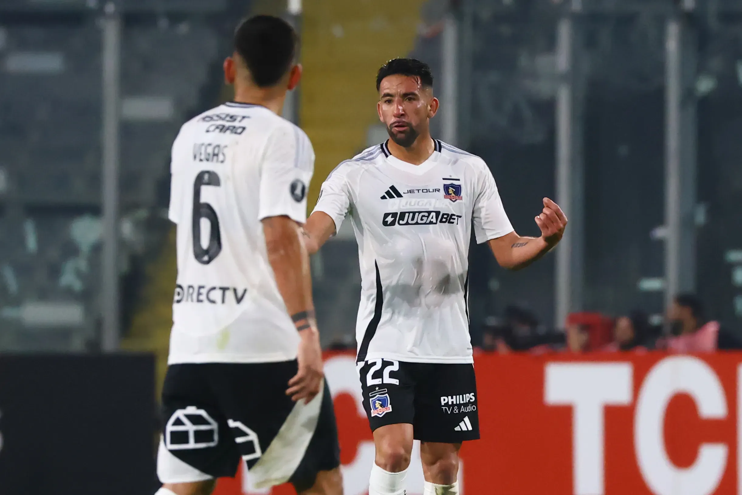 Sebastián Vegas y Mauricio Isla, dos que finalizan su vínculo con Colo Colo. (Jonnathan Oyarzun/Photosport).