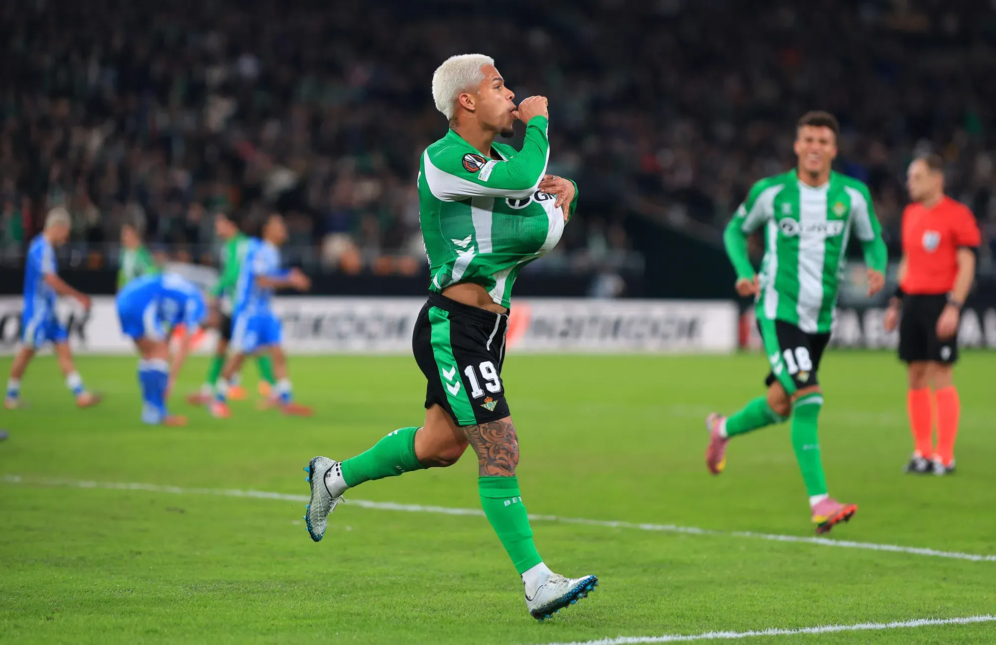 Triunfo del Real Betis en Europa League, pero sufre lesión simultánea de dos jugadores y un golazo de aquellos.
