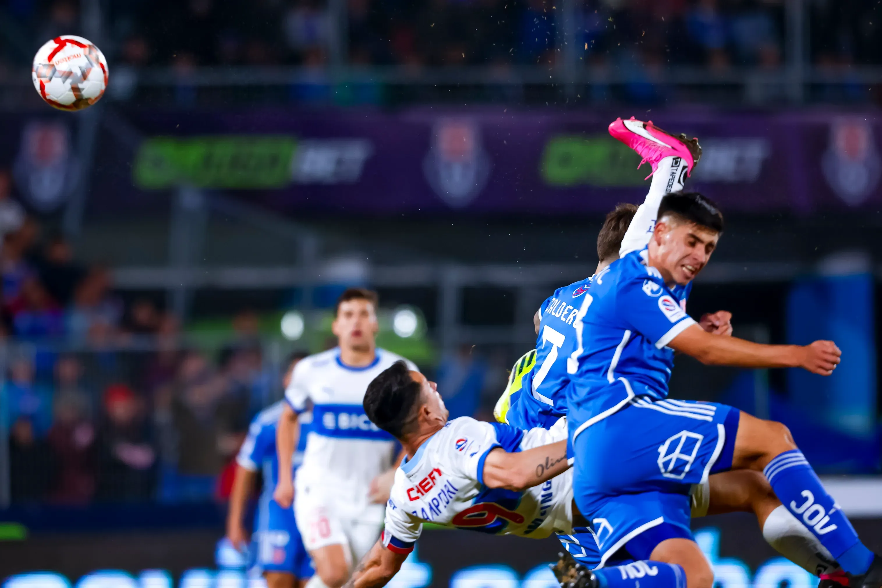 Fernando Zampedri le anotó este golazo a Universidad de Chile en un Clásico Universitario. (Pepe Alvujar/Photosport).
